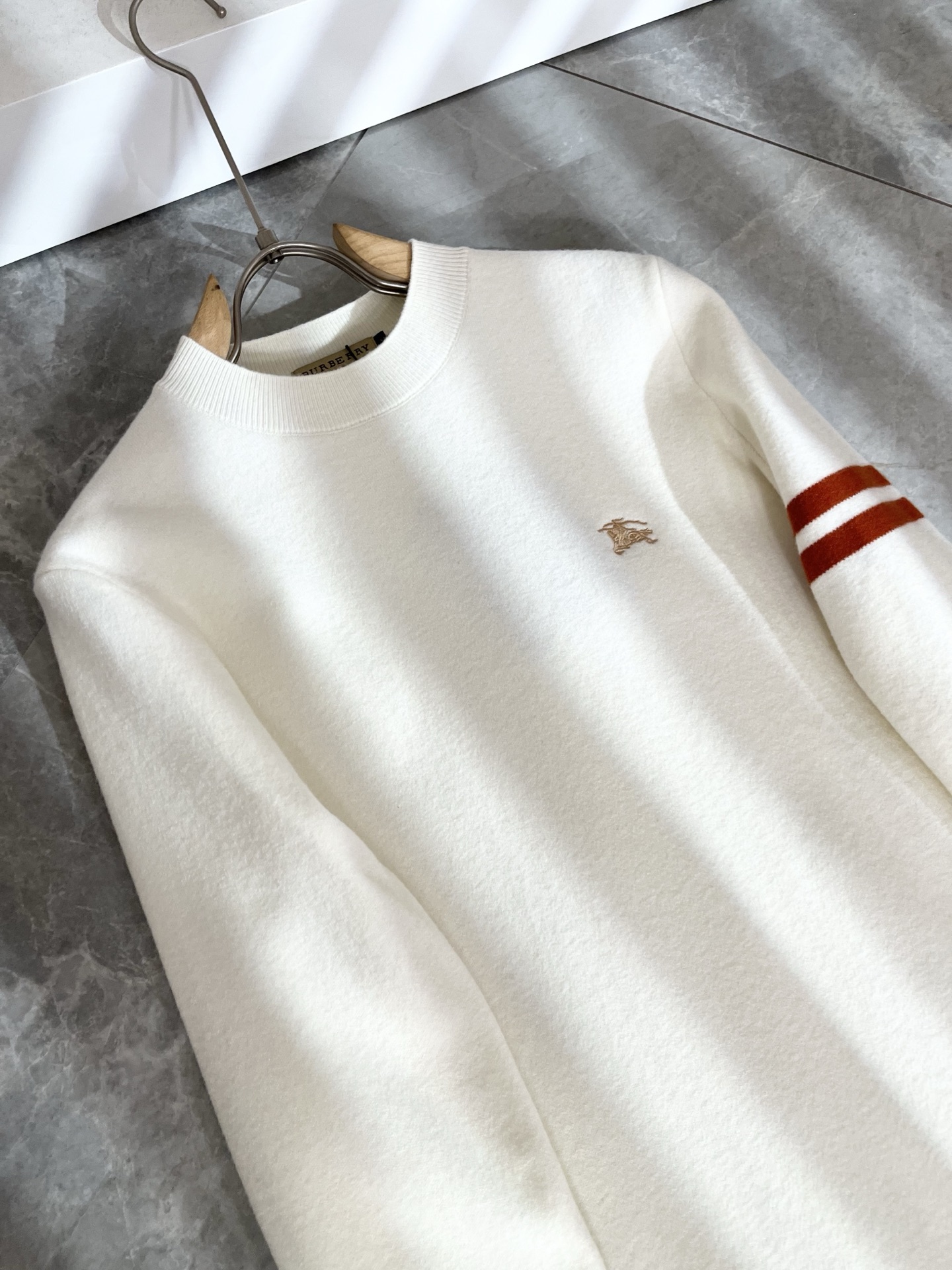 Bur*erry 巴*莉 2025秋冬新款男士针织羊毛衫，品牌最新设计元素！既不单调也不复杂,恰到好处的