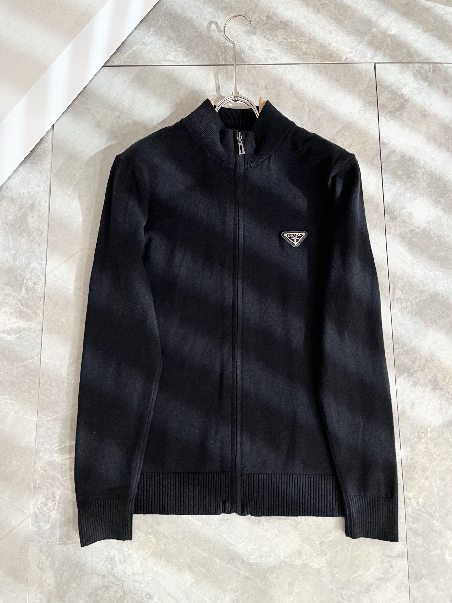 PRAD*A普*达2025秋冬新款男士针织羊毛衫，最新款全网独家首上！！~既经典有时尚百搭，谁不爱啊，将