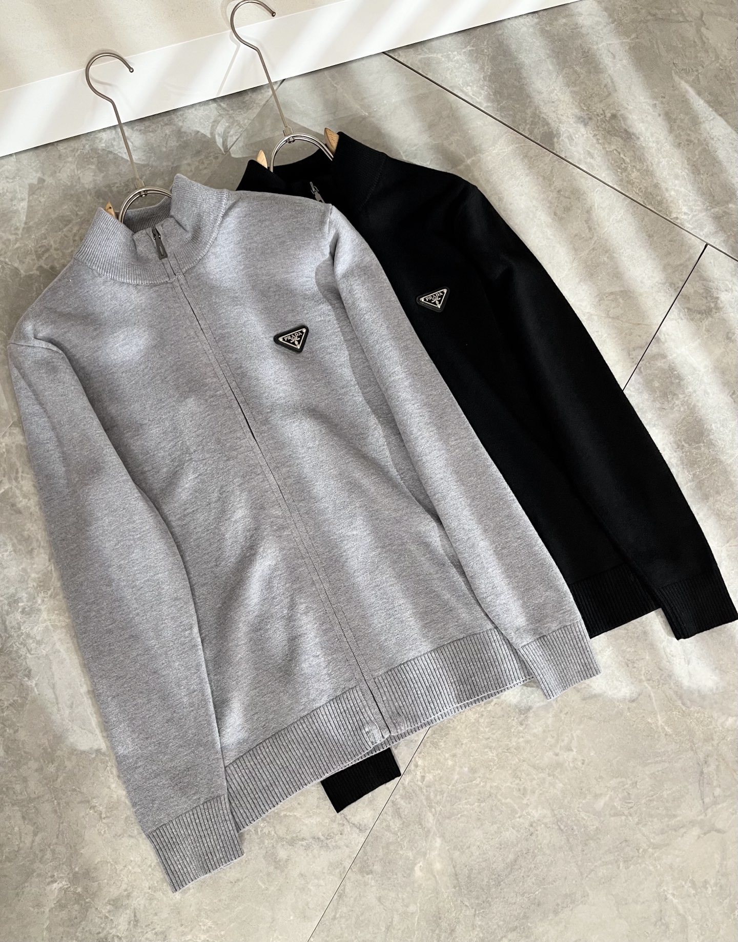 PRAD*A普*达2025秋冬新款男士针织羊毛衫，最新款全网独家首上！！~既经典有时尚百搭，谁不爱啊，将