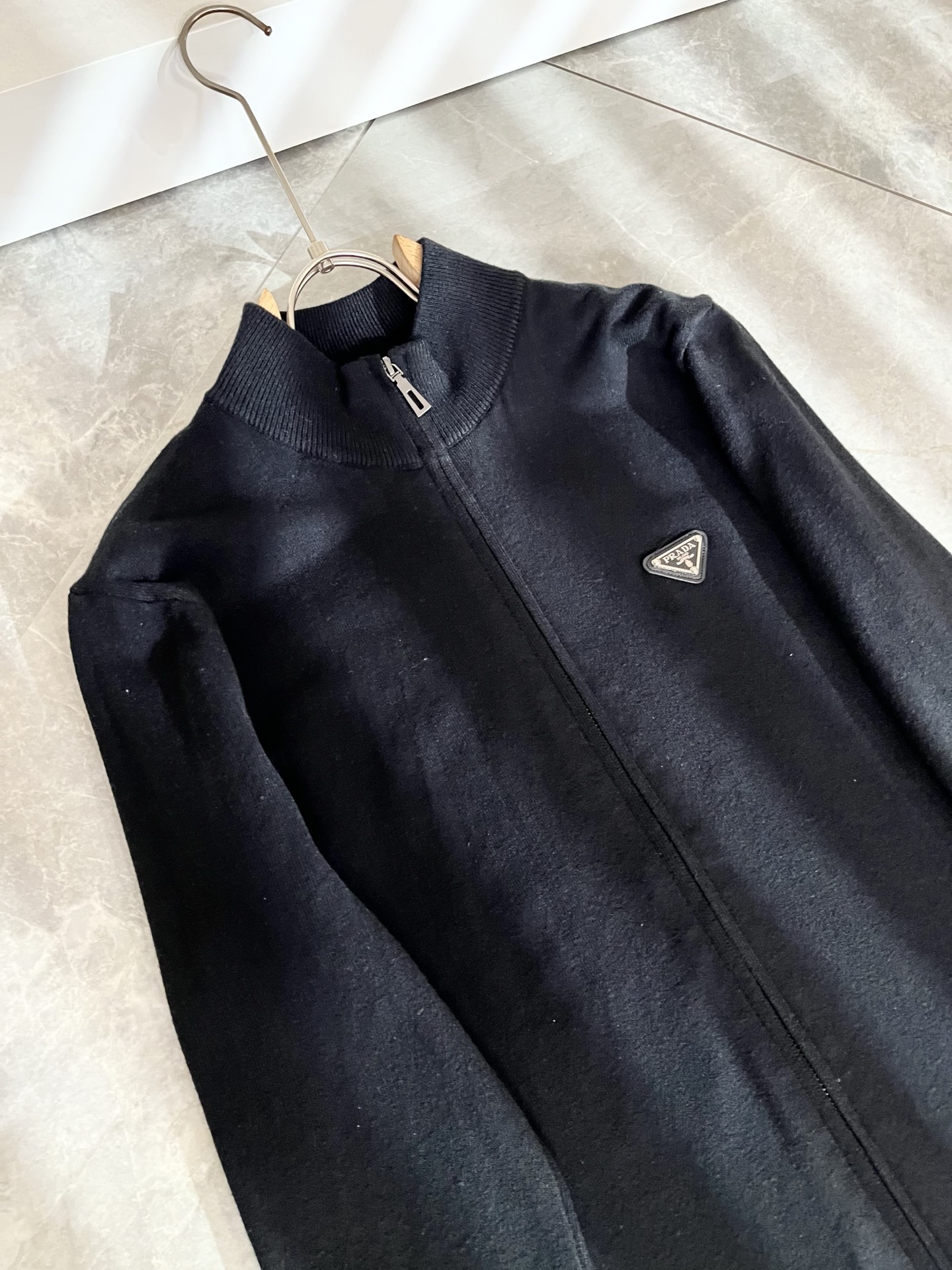 PRAD*A普*达2025秋冬新款男士针织羊毛衫，最新款全网独家首上！！~既经典有时尚百搭，谁不爱啊，将