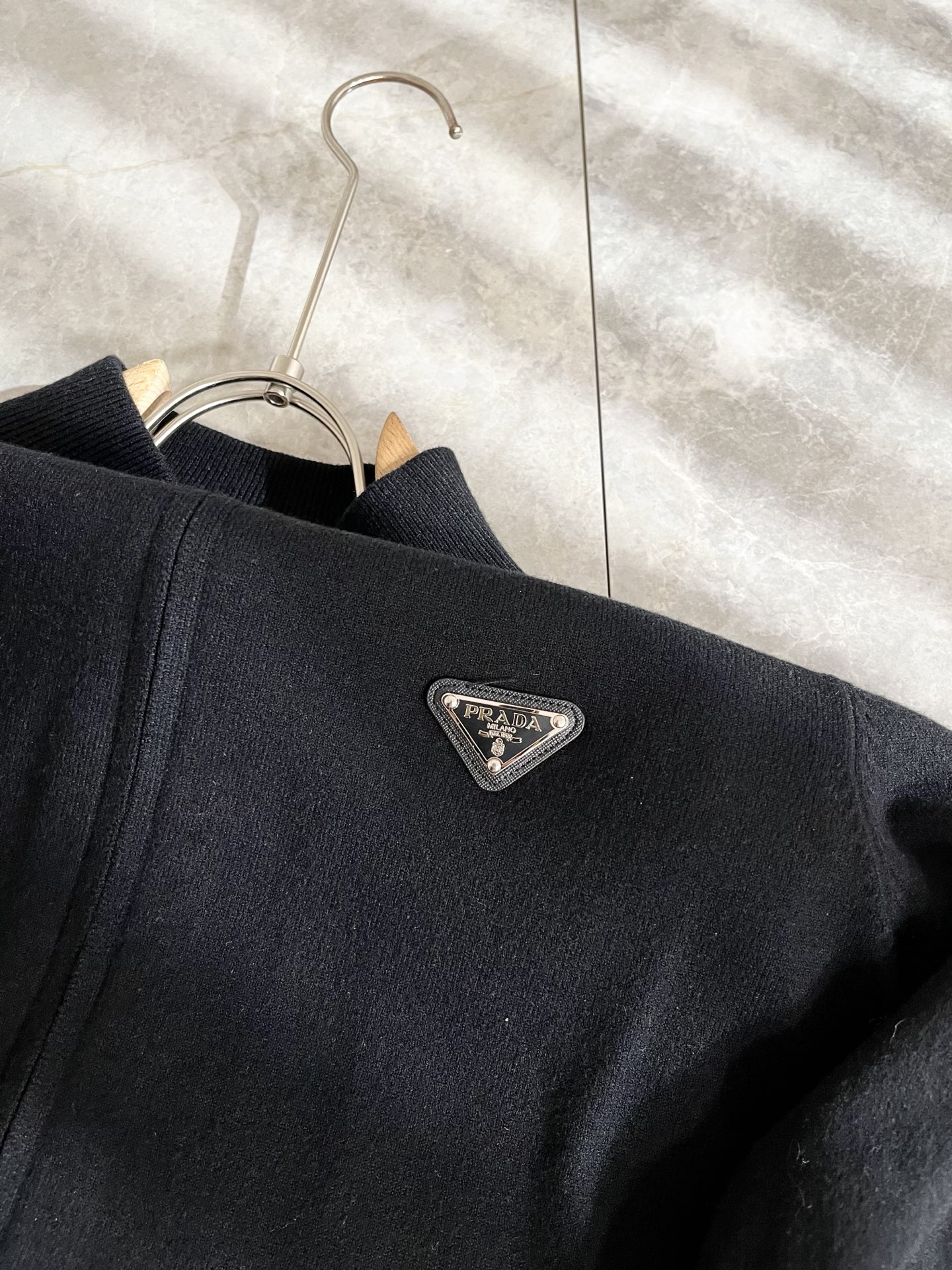 PRAD*A普*达2025秋冬新款男士针织羊毛衫，最新款全网独家首上！！~既经典有时尚百搭，谁不爱啊，将