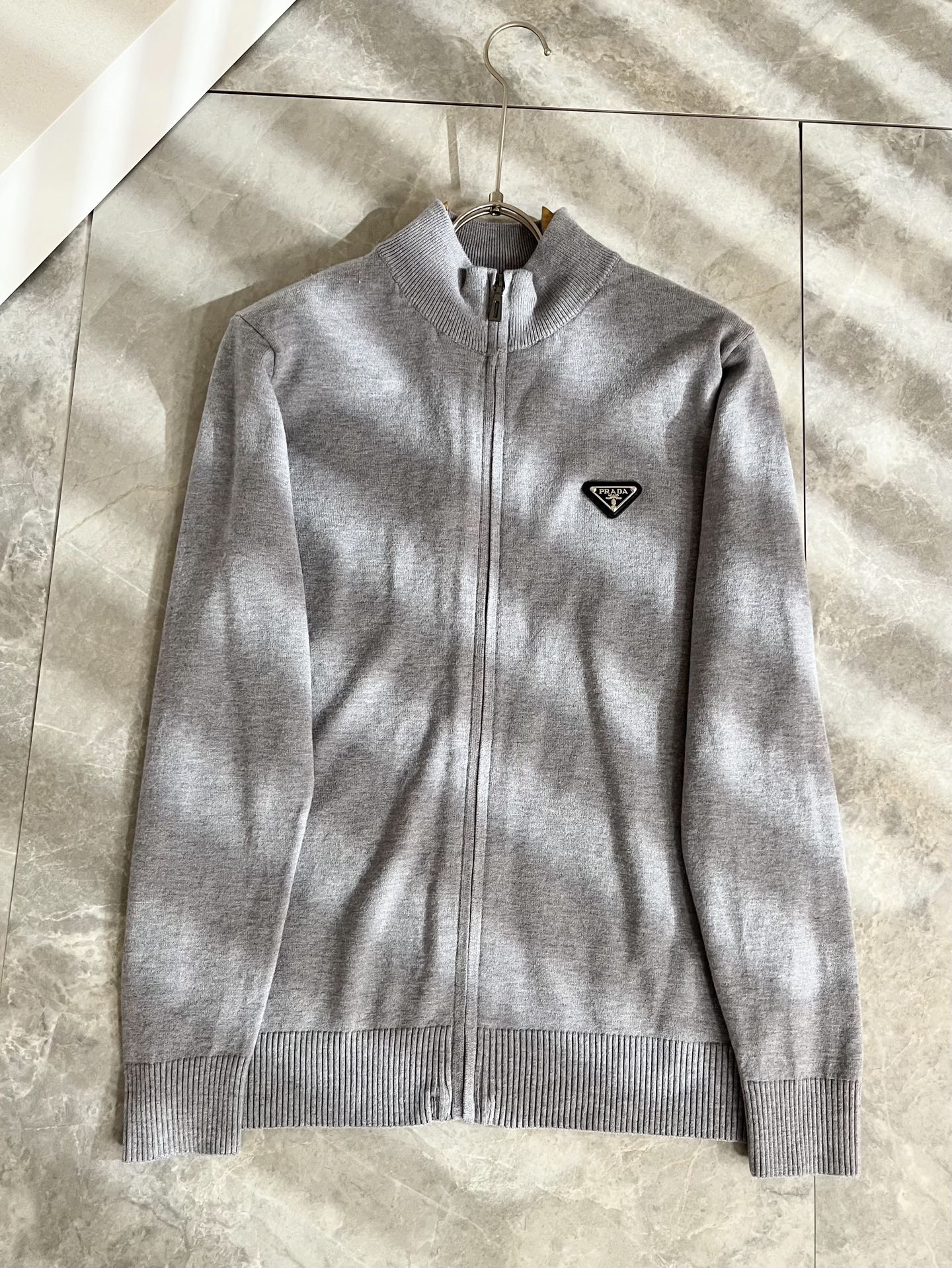 PRAD*A普*达2025秋冬新款男士针织羊毛衫，最新款全网独家首上！！~既经典有时尚百搭，谁不爱啊，将