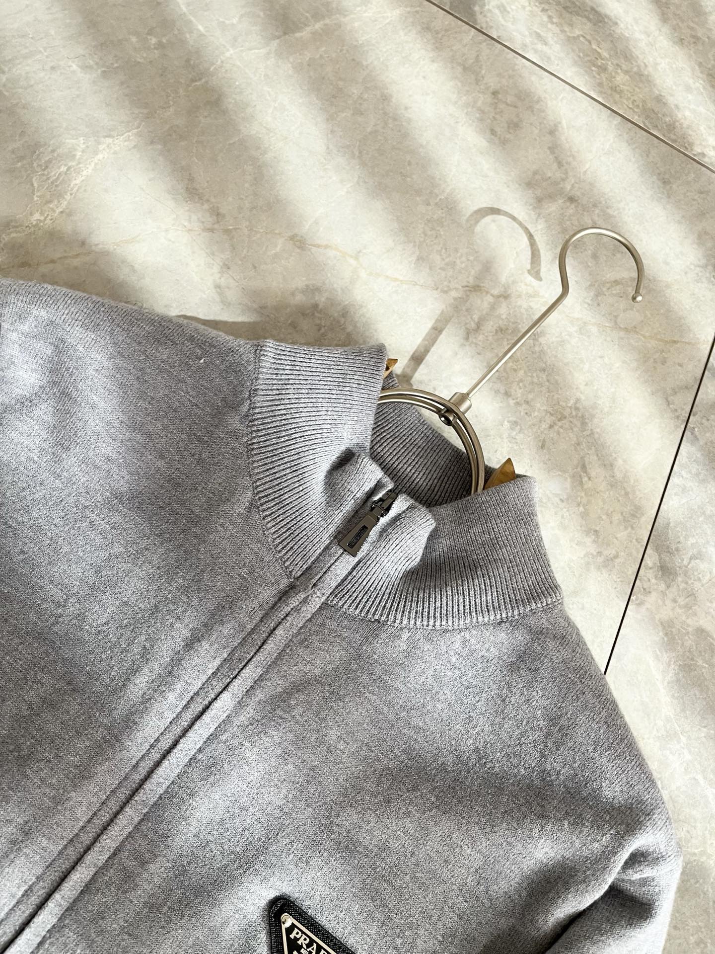 PRAD*A普*达2025秋冬新款男士针织羊毛衫，最新款全网独家首上！！~既经典有时尚百搭，谁不爱啊，将