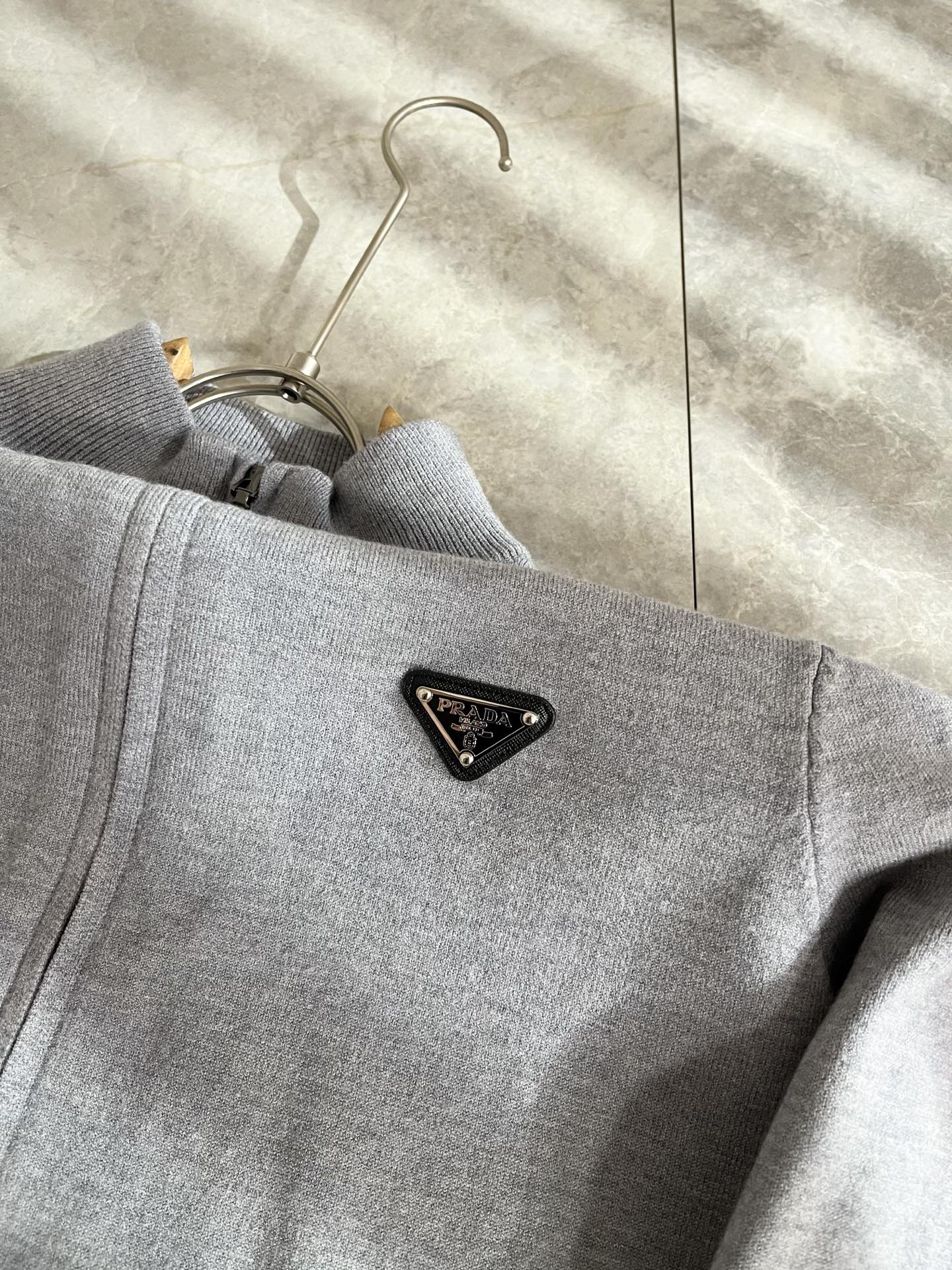 PRAD*A普*达2025秋冬新款男士针织羊毛衫，最新款全网独家首上！！~既经典有时尚百搭，谁不爱啊，将