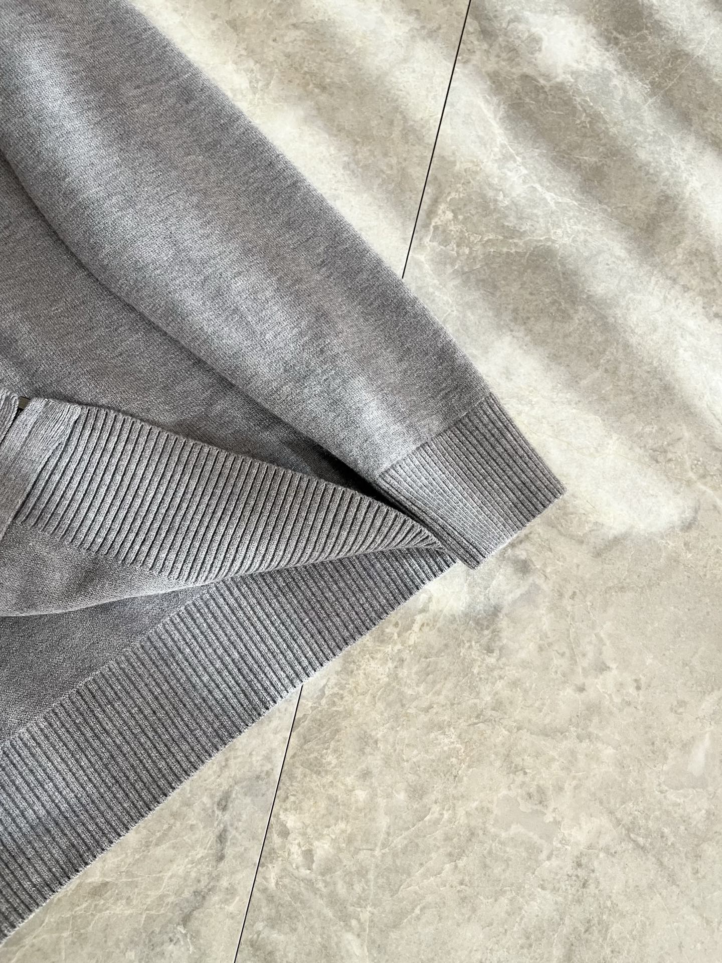 PRAD*A普*达2025秋冬新款男士针织羊毛衫，最新款全网独家首上！！~既经典有时尚百搭，谁不爱啊，将