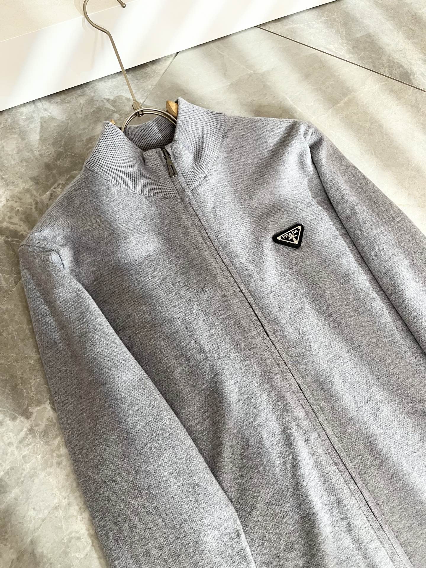 PRAD*A普*达2025秋冬新款男士针织羊毛衫，最新款全网独家首上！！~既经典有时尚百搭，谁不爱啊，将