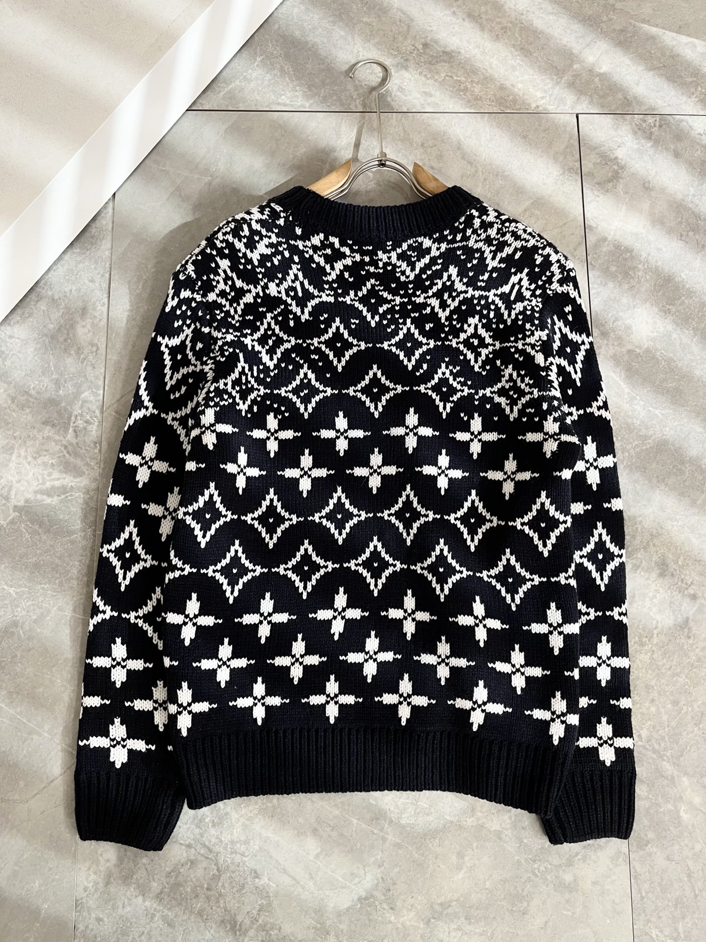 Louis Vuit*on 2025秋冬路易家族轻奢针织羊毛衫！男女同款👫装饰！ 路易家族的新高端，细节