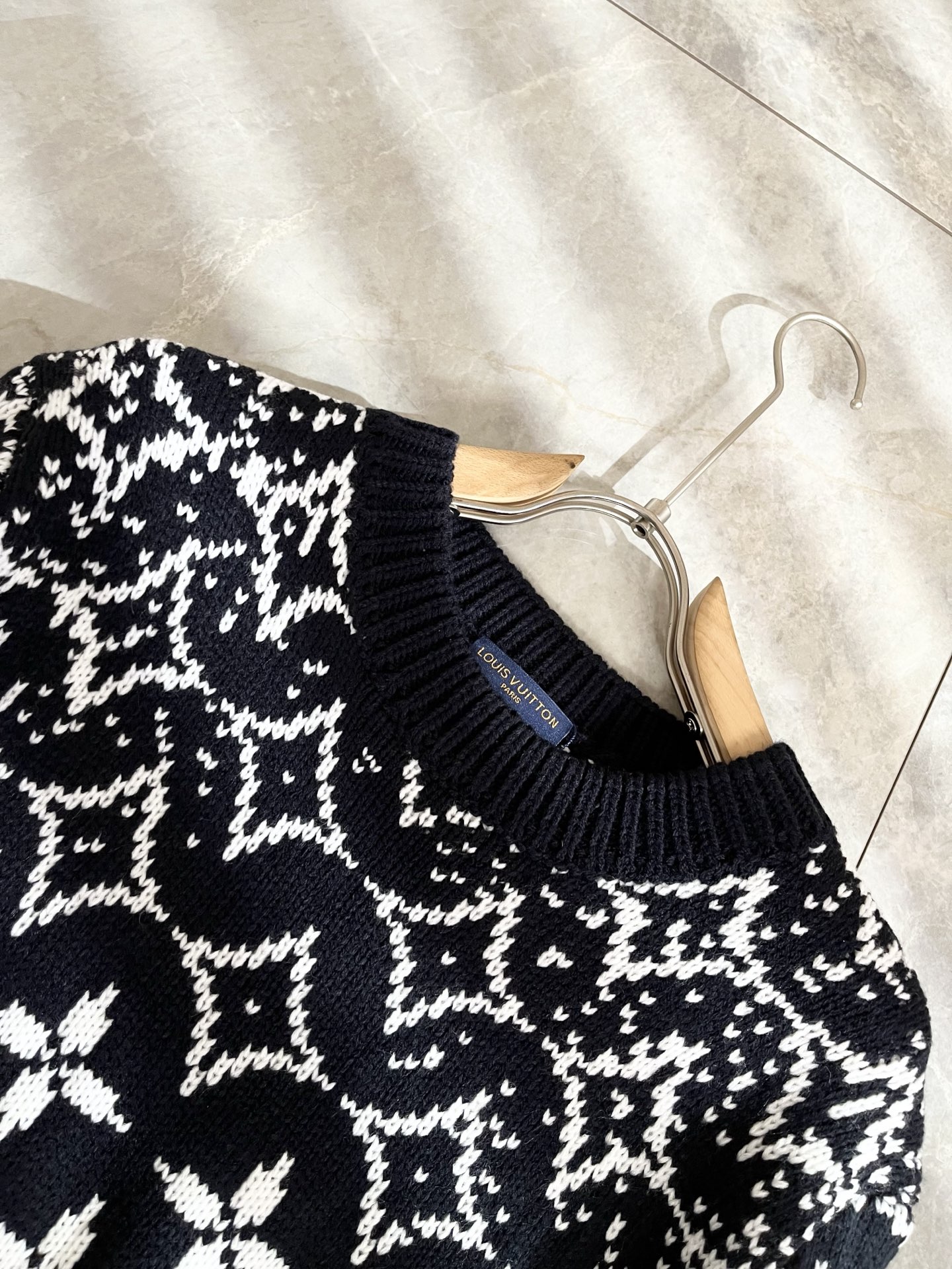 Louis Vuit*on 2025秋冬路易家族轻奢针织羊毛衫！男女同款👫装饰！ 路易家族的新高端，细节