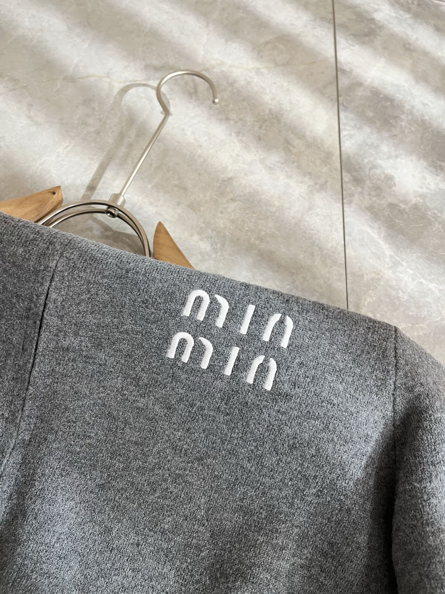 MIUMIU 谬谬 2025秋冬新款男女同款针织羊毛衫，品牌最新设计元素！既不单调也不复杂,恰到好处的展