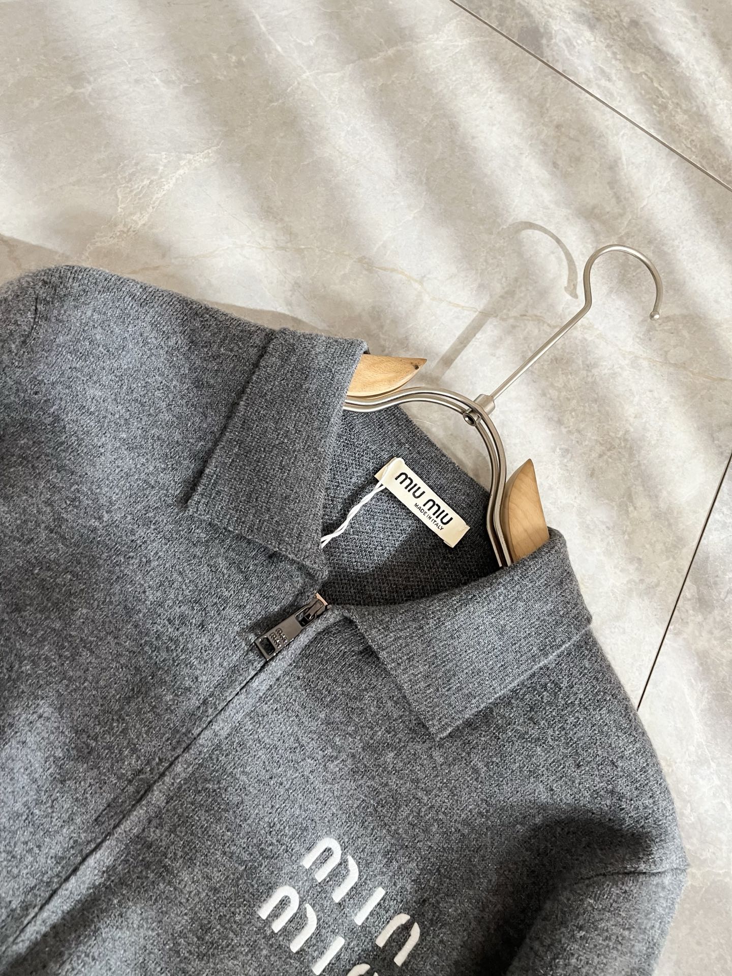 MIUMIU 谬谬 2025秋冬新款男女同款针织羊毛衫，品牌最新设计元素！既不单调也不复杂,恰到好处的展