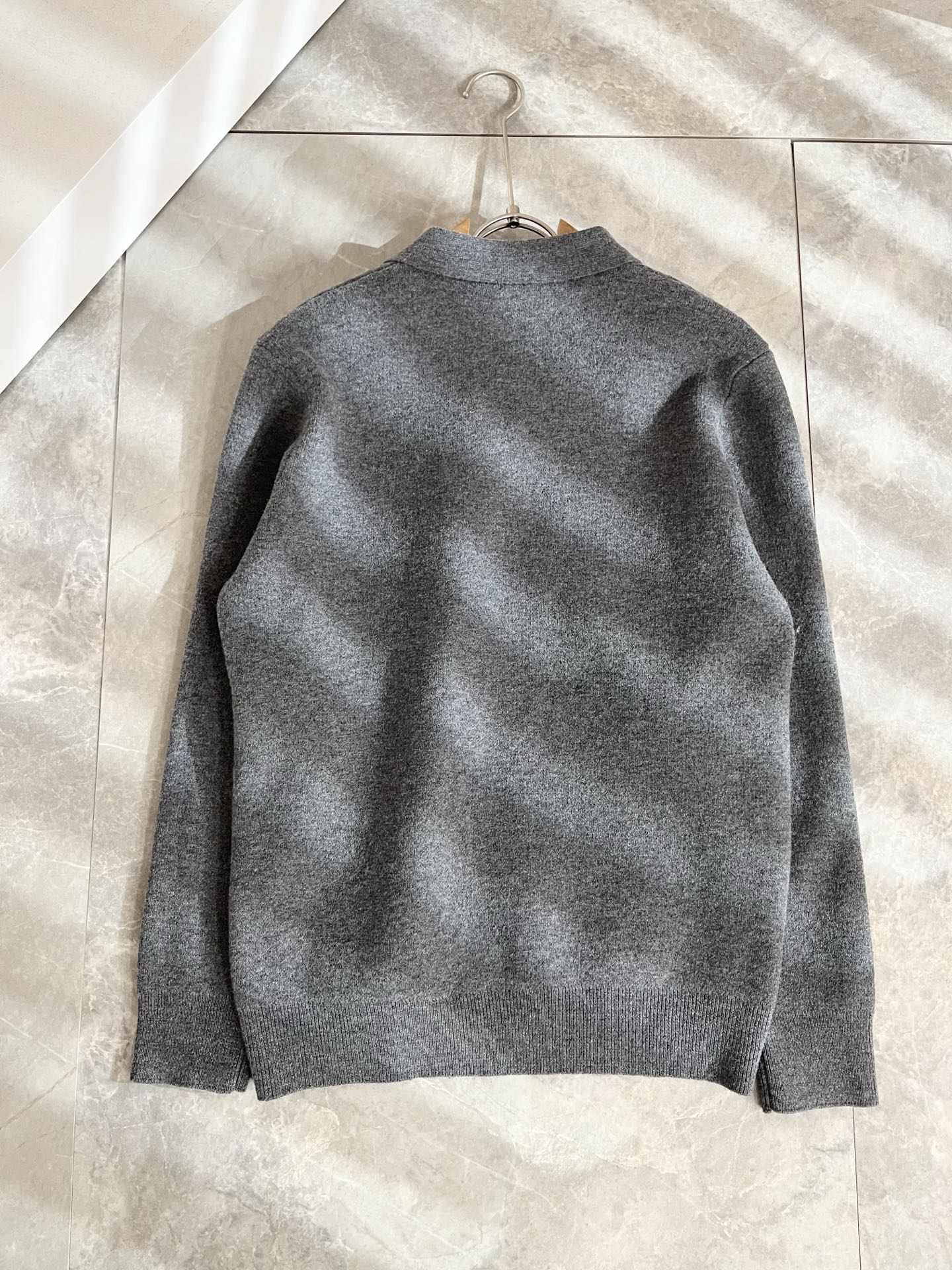 MIUMIU 谬谬 2025秋冬新款男女同款针织羊毛衫，品牌最新设计元素！既不单调也不复杂,恰到好处的展