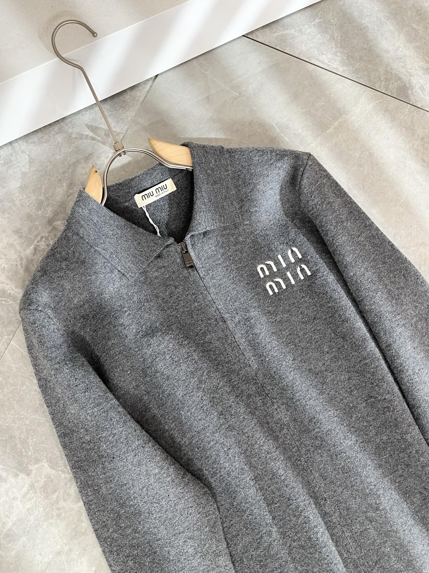 MIUMIU 谬谬 2025秋冬新款男女同款针织羊毛衫，品牌最新设计元素！既不单调也不复杂,恰到好处的展