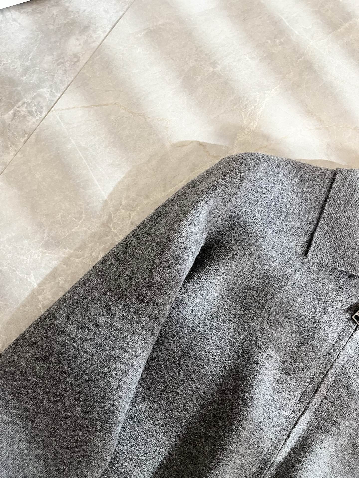 MIUMIU 谬谬 2025秋冬新款男女同款针织羊毛衫，品牌最新设计元素！既不单调也不复杂,恰到好处的展