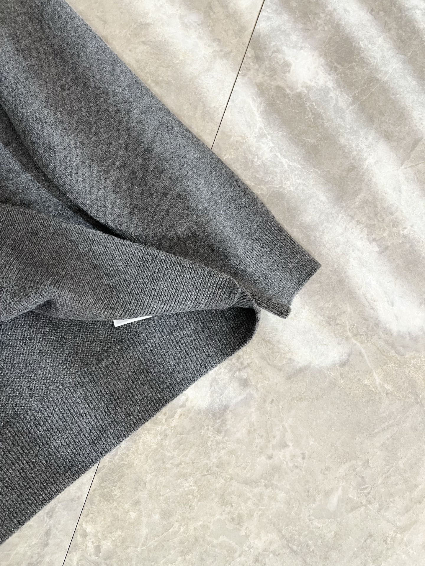 MIUMIU 谬谬 2025秋冬新款男女同款针织羊毛衫，品牌最新设计元素！既不单调也不复杂,恰到好处的展