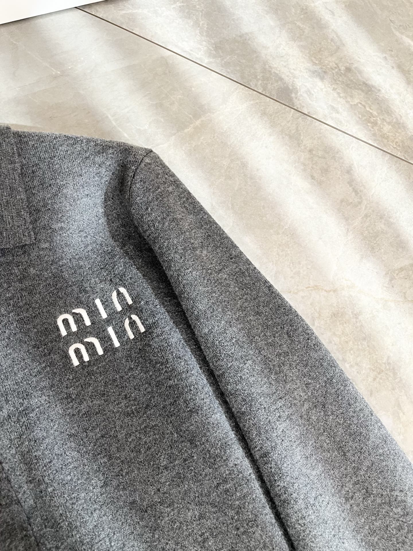 MIUMIU 谬谬 2025秋冬新款男女同款针织羊毛衫，品牌最新设计元素！既不单调也不复杂,恰到好处的展