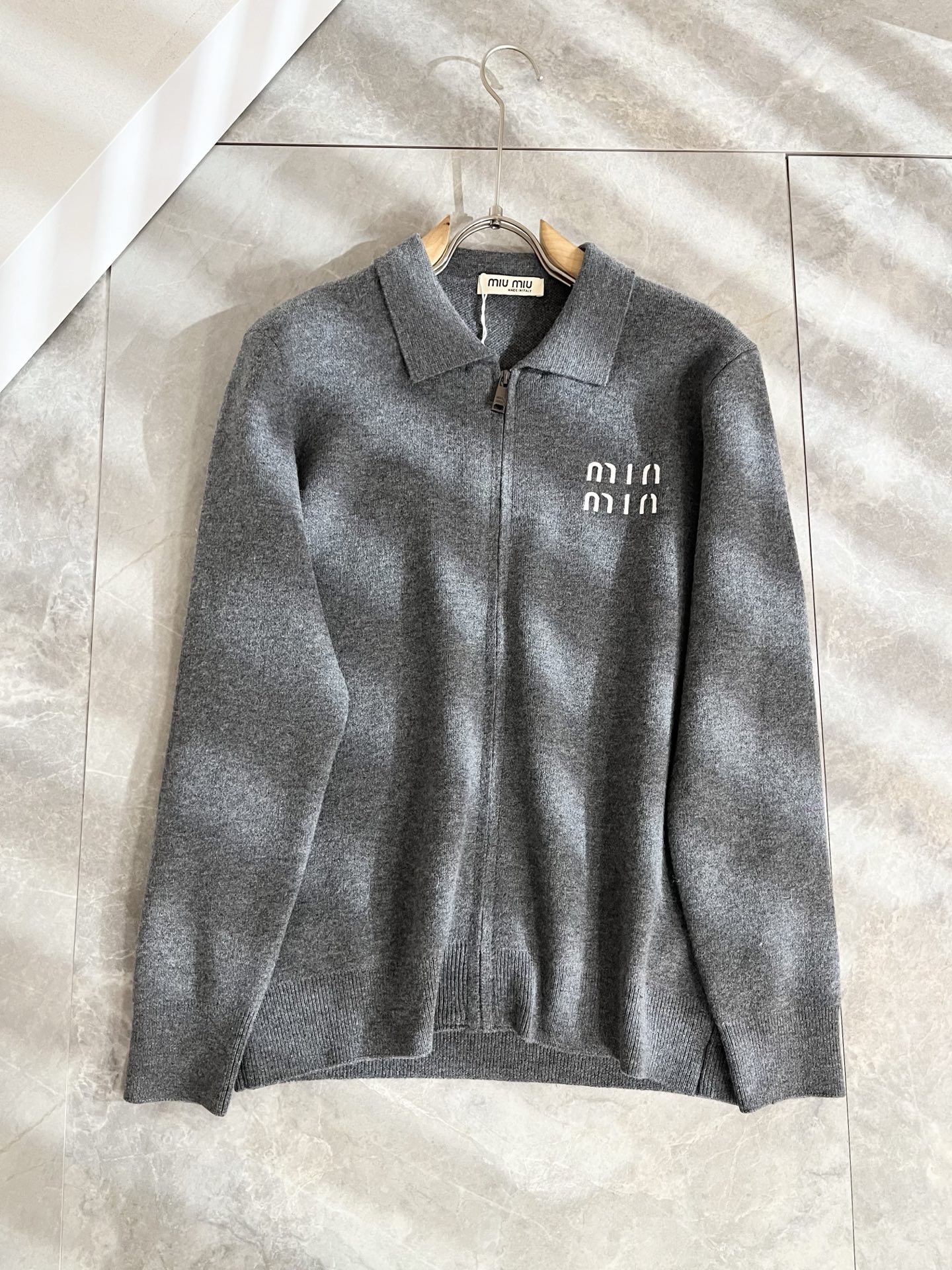 MIUMIU 谬谬 2025秋冬新款男女同款针织羊毛衫，品牌最新设计元素！既不单调也不复杂,恰到好处的展