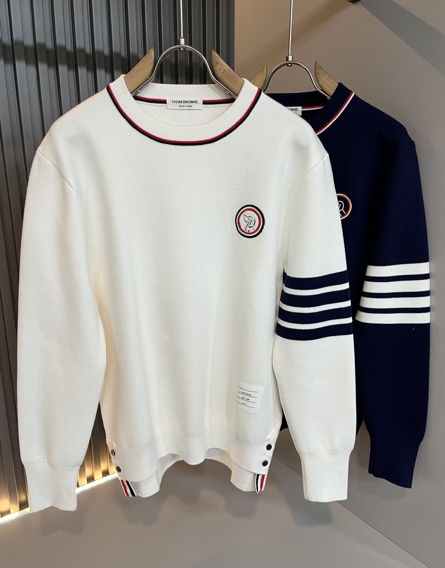 NO:608198,ThomBrow*e's 2025 autumn and winter new knitted wool sweater for men and women, this year's new counter product, super soft wool fabric for men and women!  A fashionable and versatile model for the city, it is sure to be super popular this year. It is a must-have artifact for autumn and winter. It has a unique texture and a soft and smooth feel. It is not a product that can be compared with ordinary fabrics. Regular knitted wool fabric design, crocheted with classic iconic stripe design!  A rare model that can only be found. Very attractive design, liningless inseam binding technology, and very detailed. It is a model that requires a lot of attention to technology. Details determine the high-end. Minimalist design elements of the season, a must-have item for trendy men, perfect fit, highly recommended!  Size M-3XL,,alexander wang19860909ThomBrow*e汤姆*朗2025秋冬新款男女同款针织羊毛衫,今年的专柜新品,男女同款超软羊毛面料！时尚都市百搭款,今年必定超火爆,秋冬必备神器,质感独特,手感柔嫩顺滑,不是一般面料所能对比的产品.常规的针织羊毛面料设计,钩织搭配经典标识性经典条纹设计！可遇不可求的款 非常极具魅力的设计,无里布内缝包边工艺,细节非常到位,要非常讲究技术的一款,细节决定高端.极简当季的设计元素,潮男必备单品,完美版型,强烈推荐！尺码M-3XL,,alexander wang,Men's clothing