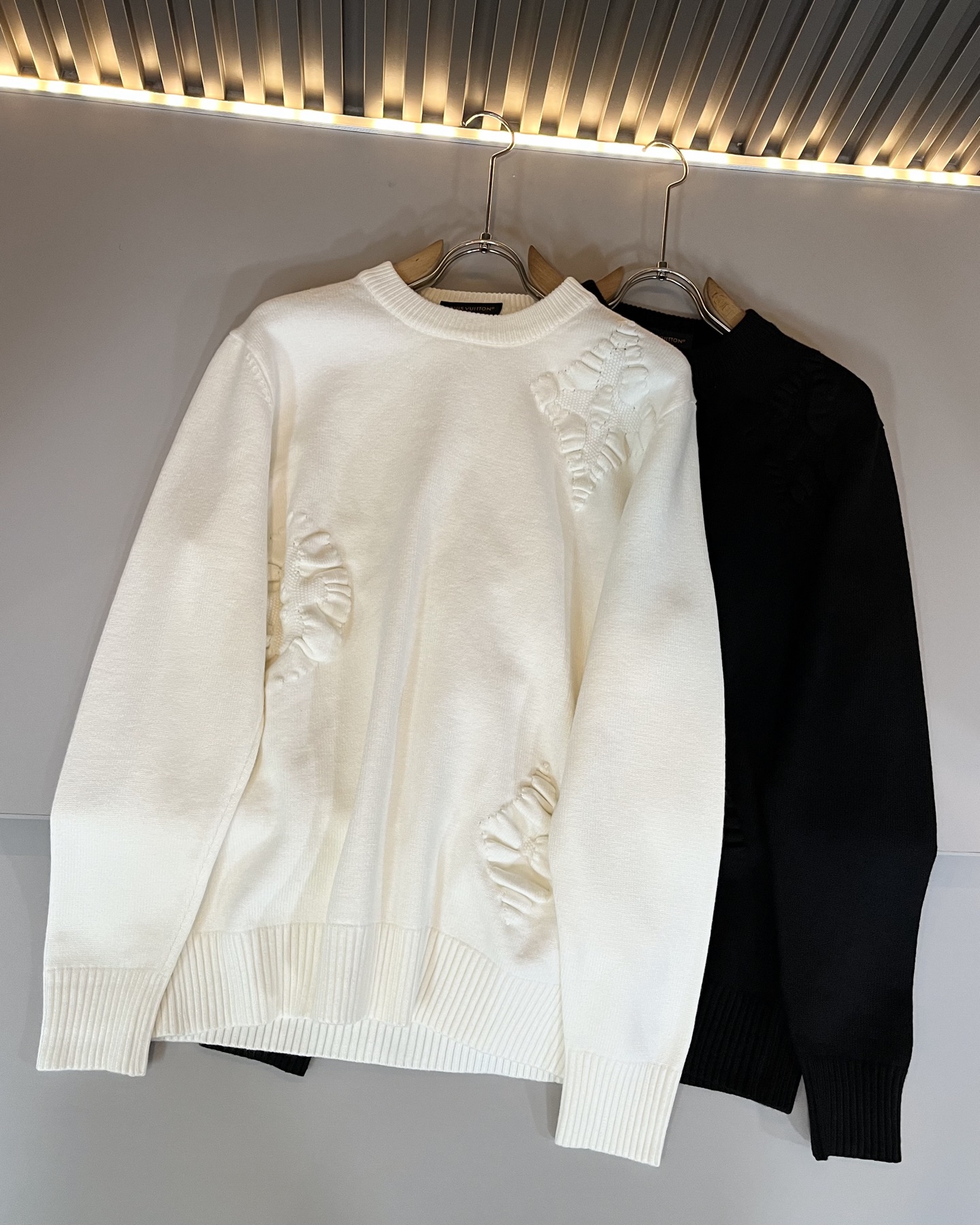 Louis Vuit*on 2025秋冬路易家族轻奢针织羊毛衫！男女同款👫装饰！ 路易家族的新高端，细节
