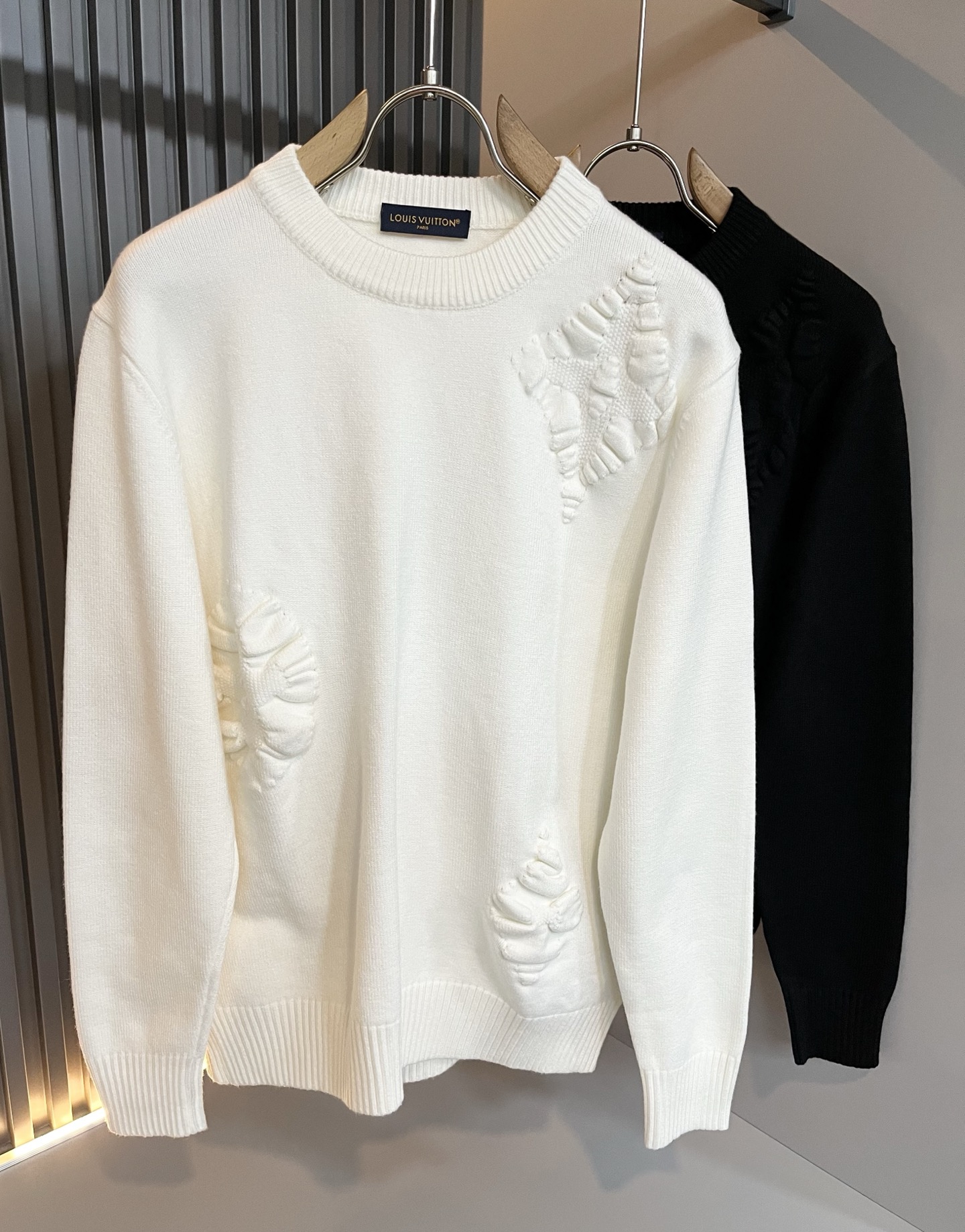 NO:610396,Louis Vuit*on 2025 autumn and winter Louis family light luxury knitted woolen sweater!  Same decoration for men and women!  The new high-end of the Louis family, the details and quality are always so perfect, and the creative designs are endless. You are not a fashionista if you don’t buy a few pieces of Louis this autumn and winter. The logo pattern on the chest is crocheted!  It is something that everyone loves. Made of top-quality wool blend, it is super soft and tough, and has excellent breathability. It comes from world-class trading OEM channels, and the quantity is extremely rare and sold out. It is a presbyopic item that is released every year by 'Donkey Brand'.  The body logo presents an unusual texture, clean and neat. This is the Louis family's unique skill and the latest craftsmanship of this season. The level of detail has reached the top, and the slim and three-dimensional tailoring is a unique design. It is a fusion of luxury and fashion!  Size M-3XL,,louis vuitton,louis vuitton,louis vuitton,alexander wang19860909Louis Vuit*on 2025秋冬路易家族轻奢针织羊毛衫！男女同款装饰！ 路易家族的新高端,细节品质永远的那么完美无瑕,创意设计层出不穷.今年秋冬季节没有入手几件路易你算不上时尚达人.胸前logo图案钩织设计！实属人见人爱的东西.顶级羊毛混纺打造,超级柔软且具有韧性,透气感也是绝佳.来自世界级贸易级别的代工厂渠道,数量极其稀少售完无补.“驴牌”每年都会出的老花单品,立体Logo呈现不一般的质感,干净俐落.这是路易家族的看家绝活也是本季度的最新工艺.细致化程度已经达到顶端了,修身立体剪裁的版型设计堪称一绝.属于奢华与时尚的融合！尺码M-3XL,,louis vuitton,louis vuitton,louis vuitton,alexander wang,Men's clothing