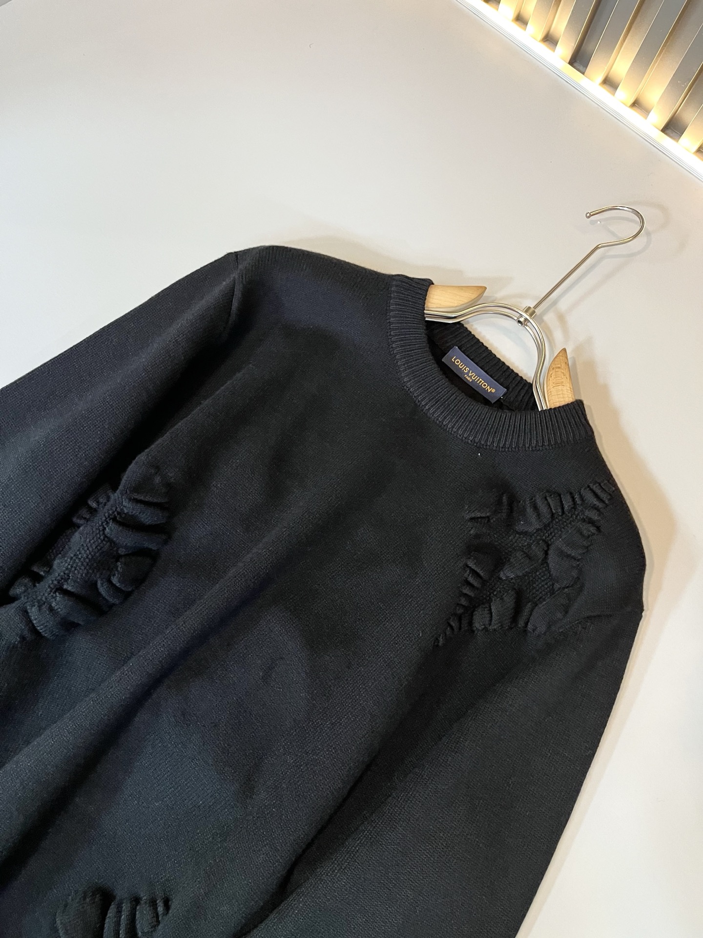 Louis Vuit*on 2025秋冬路易家族轻奢针织羊毛衫！男女同款👫装饰！ 路易家族的新高端，细节