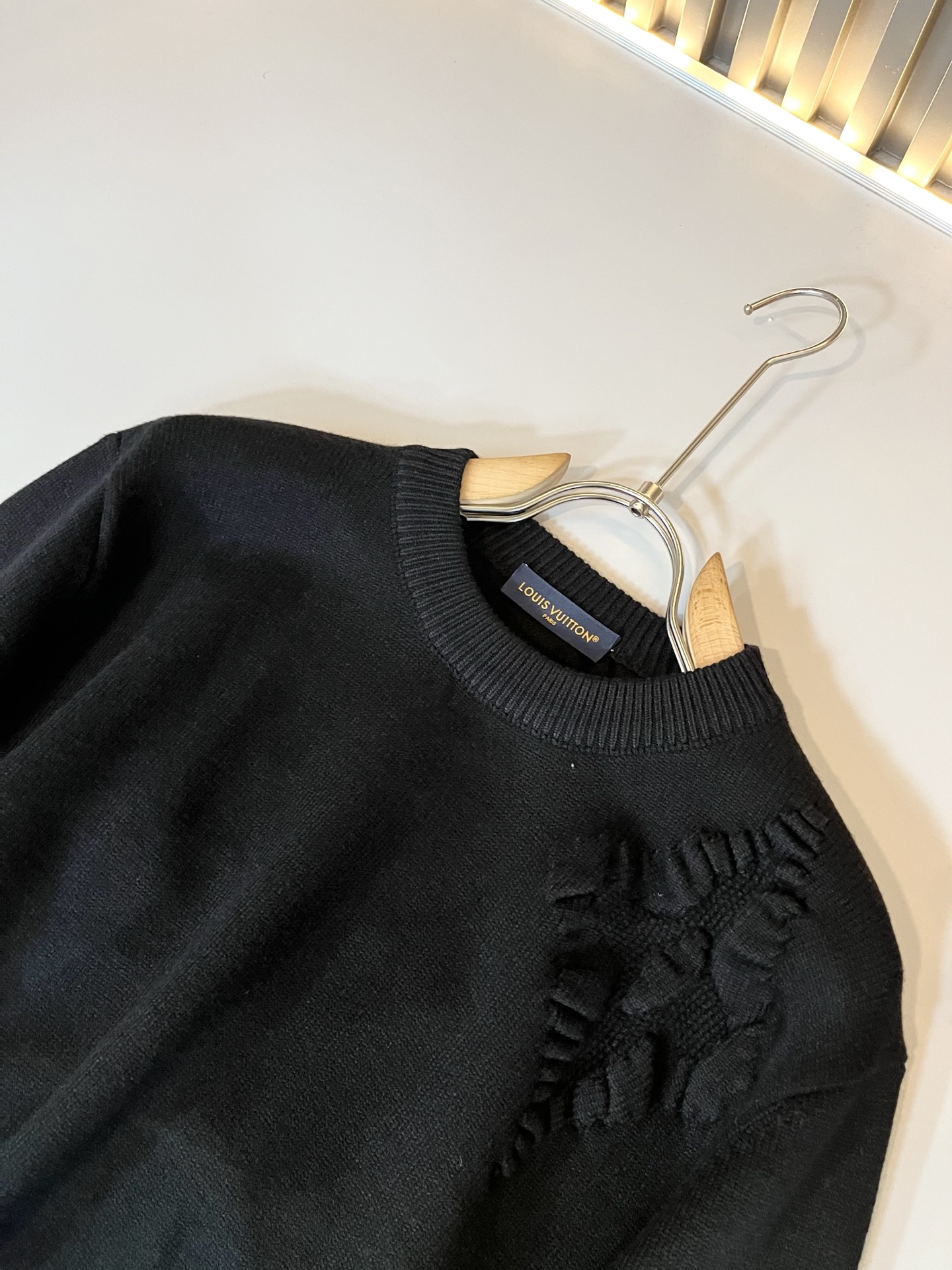 Louis Vuit*on 2025秋冬路易家族轻奢针织羊毛衫！男女同款👫装饰！ 路易家族的新高端，细节