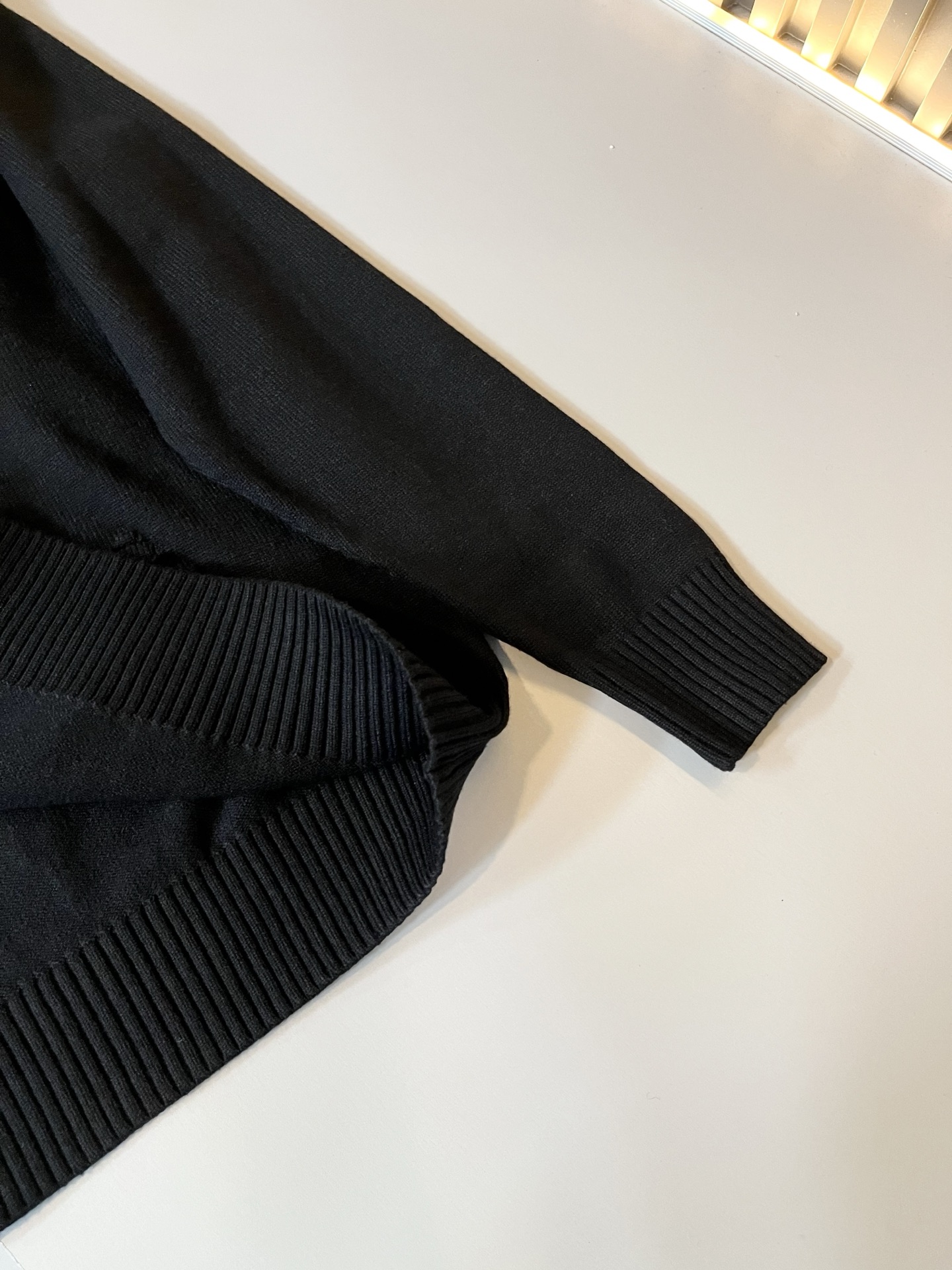 Louis Vuit*on 2025秋冬路易家族轻奢针织羊毛衫！男女同款👫装饰！ 路易家族的新高端，细节