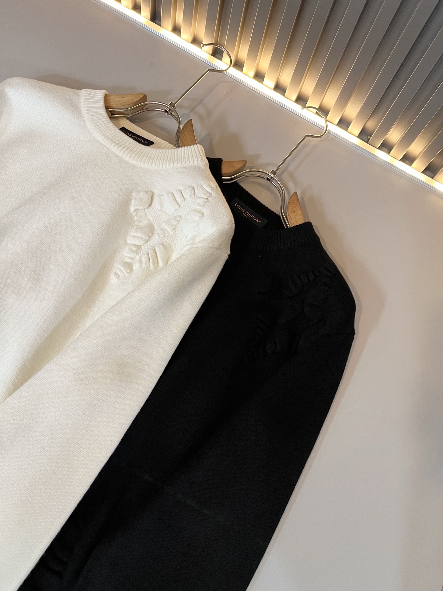 Louis Vuit*on 2025秋冬路易家族轻奢针织羊毛衫！男女同款👫装饰！ 路易家族的新高端，细节