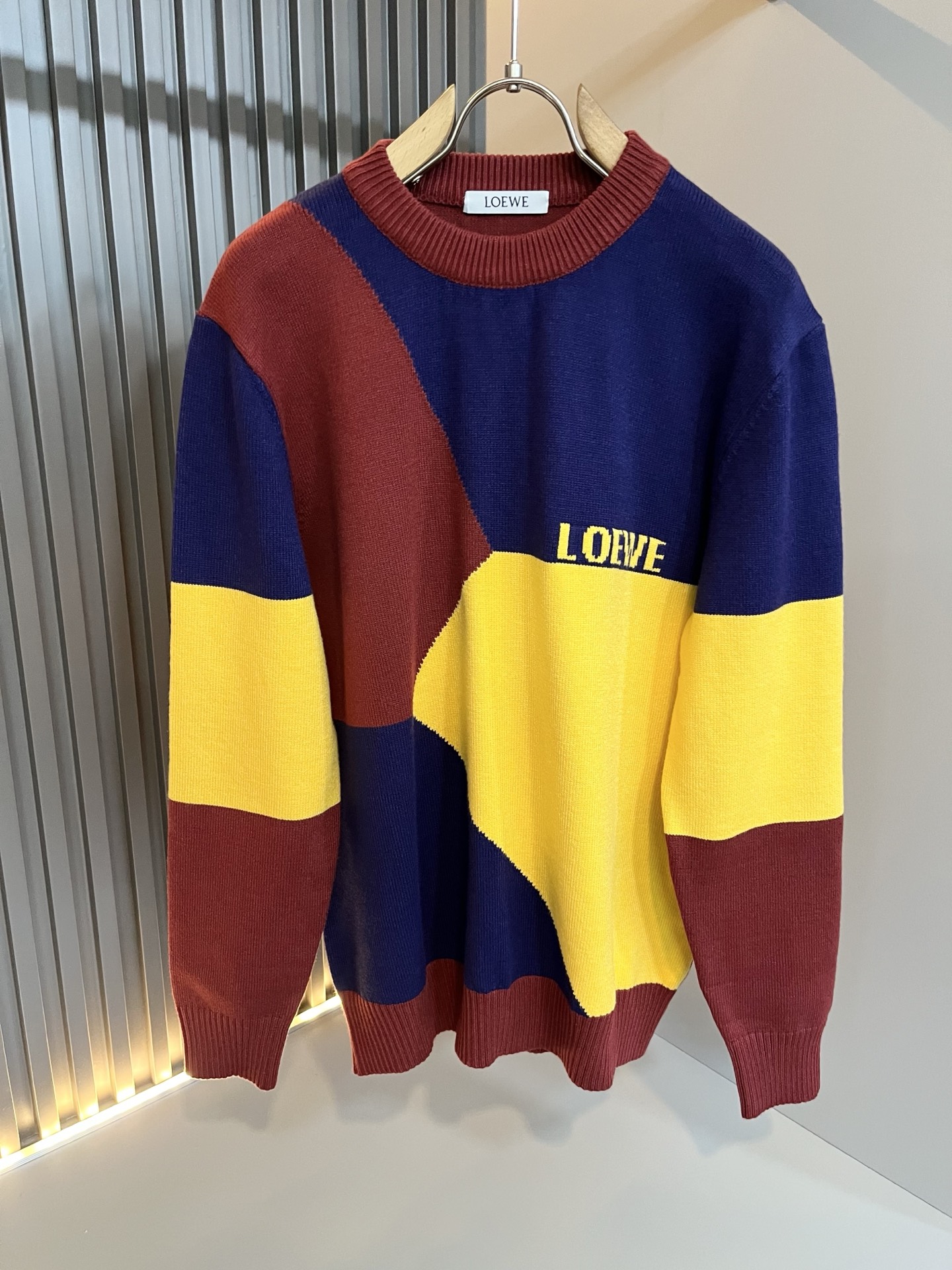 NO:610414,LO*WE/Luo*Wei 2025 new autumn and winter knitted sweaters for men and women, sold through trading company channels, the latest products in 2025, sold simultaneously in official counters, classic star-level items!  LO*WE's leather goods have the highest say in the entire fashion circle. The brand value is very influential and has a century-old historical and cultural heritage. It is a brand used by the royal family and nobles. Its exquisite craftsmanship and design have subverted modern aesthetics!  The overall design is in line with the aesthetic design of the LOE family, using classic brand elements, perfectly inheriting the essence and genes of the LOE family, and designing the logo and pattern crochet design!  The vision is quite exquisite and beautiful, highlighting the brand characteristics, highly recognizable and very fashionable. The overall design interprets minimalism to the extreme, simple and elegant!  We supply high-end materials imported from Egypt and select high-end knitted wool fabrics!  Extremely luxurious and special materials, the fabric properties are all excellent, the tactile experience is self-evident, the ultimate luxury enjoyment!  The appearance is perfect, and the details are exquisite and elegant. It not only reduces age but also highlights the fashionable temperament. The upper body is full of temperament. The color matching is quite in line with the needs of matching seasons. It has a high degree of control and mix-matching. It has no age limit and has an excellent sense of style!  Size M-3XL,,loewe,alexander wang19860909LO*WE/罗*威2025秋冬新款男女同款针织羊毛衫,贸易公司渠道货,2025年最新品,官柜同步售卖,经典明星级单品！LO*WE家的皮具单品在整个时装圈最有极高的的发言权,品牌价值影响力颇高,有着百年历史文化底蕴,皇室御贵族御用品牌,其精湛的手工艺及设计感颠覆了现代审美！整体的设计符合LOE家美学设计,运用了经典的品牌元素,完美沿袭了LOE家的精髓与基因,设计logo标识图案钩织设计！视觉颇为精致美观,彰显了品牌特质,辨识度极高且极具时髦感,整体的设计将极简主义阐释到极致,简约而大方！客供埃及进口高级物料,甄选高端针织羊毛面料！极为奢华特殊的材质,面料属性皆为上乘,触感体验不言而喻,奢华极致享受！品相完美如斯,细节处处精致考究,即减龄又凸显了时髦气质感,上身满满的气质感,配色相当符合搭配季节需求,驾驭度混搭性极高,无关年龄界定,造型感极佳的一款单品！尺码M-3XL,,loewe,alexander wang,Men's clothing