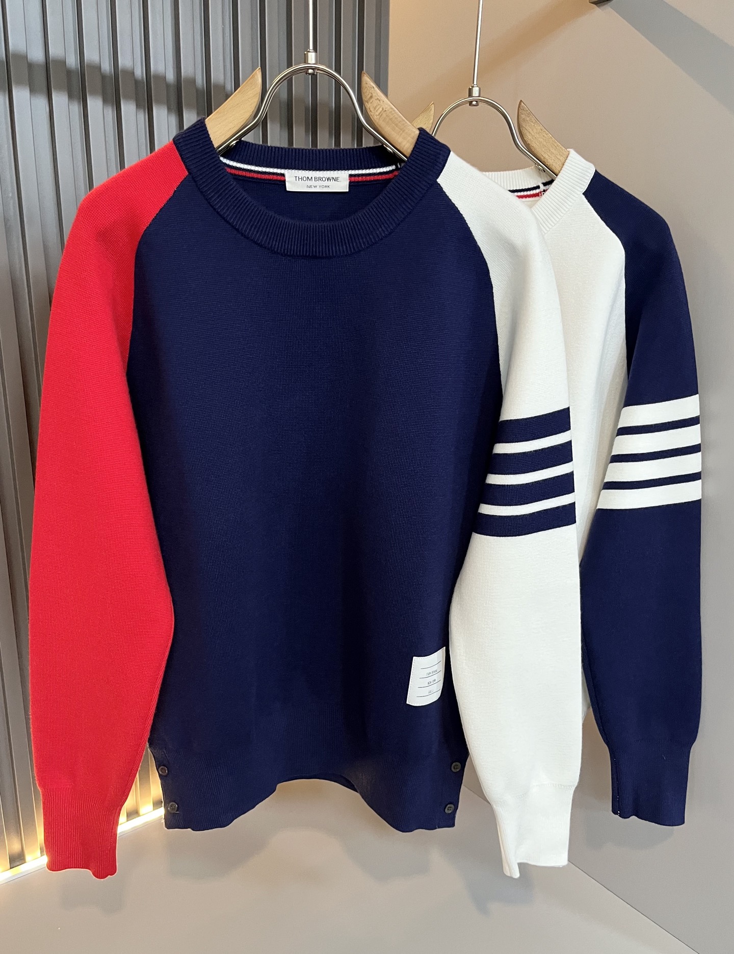 NO:608186,ThomBrow*e's 2025 autumn and winter new knitted wool sweater for men and women, this year's new counter product, super soft wool fabric for men and women!  A fashionable and versatile model for the city, it is sure to be super popular this year. It is a must-have artifact for autumn and winter. It has a unique texture and a soft and smooth feel. It is not a product that can be compared with ordinary fabrics. Regular knitted wool fabric design, crocheted with classic iconic stripe design!  A rare model that can only be found. Very attractive design, liningless inseam binding technology, and very detailed. It is a model that requires a lot of attention to technology. Details determine the high-end. Minimalist design elements of the season, a must-have item for trendy men, perfect fit, highly recommended!  Size M-3XL,,alexander wang19860909ThomBrow*e汤姆*朗2025秋冬新款男女同款针织羊毛衫,今年的专柜新品,男女同款超软羊毛面料！时尚都市百搭款,今年必定超火爆,秋冬必备神器,质感独特,手感柔嫩顺滑,不是一般面料所能对比的产品.常规的针织羊毛面料设计,钩织搭配经典标识性经典条纹设计！可遇不可求的款 非常极具魅力的设计,无里布内缝包边工艺,细节非常到位,要非常讲究技术的一款,细节决定高端.极简当季的设计元素,潮男必备单品,完美版型,强烈推荐！尺码M-3XL,,alexander wang,Men's clothing