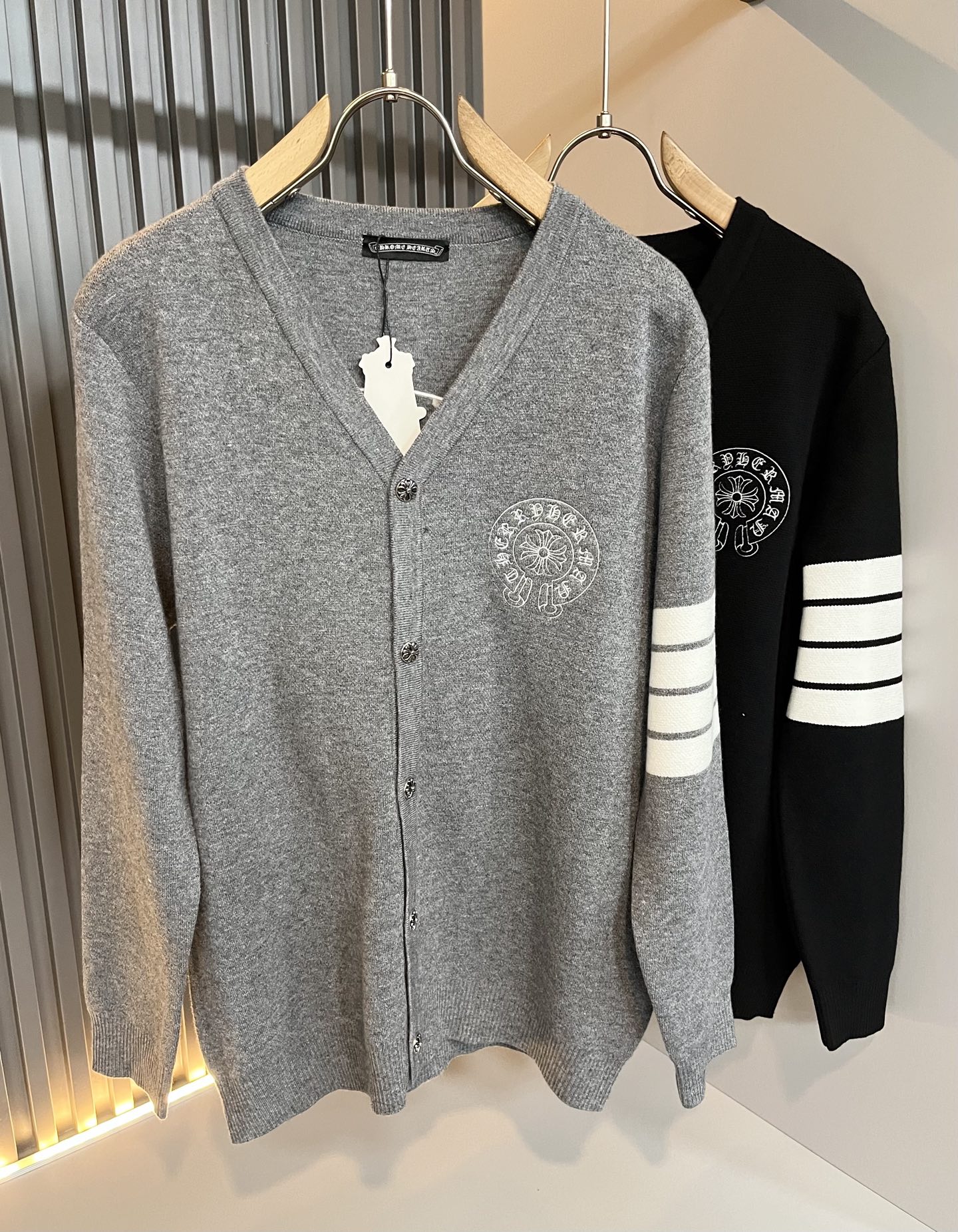 NO:608180,Chrome hear*s 2025 new autumn and winter new knitted wool cardigan for men and women, a cardigan that makes you recognize from the bottom of your heart as a must-have wool sweater for autumn and winter, and makes you more rare as time goes by, the king of the trendy high street, that is the trendy brand chrome  hear*s grams*xin, to be honest, wearing Crohns is very fashionable. If you wear it with sweatpants, it will be trendy. There is nothing to say about the trendiness on the street. Made of custom knitted wool material, the fabric has a unique feel. This kind of comfort can be said to be heaven on earth when worn on the body. Embroidered logo on the front and back  The pattern design, the upper body is really not picky, the casual and chic taste is very good, which enhances the sense of fashion and appearance, and this type of pants is particularly easy to match with various types of shoes. The recognition is there, the toughness is strong, not easy to wear, and the details are very good. Size M-2XL, chrome  hearts,chrome hearts,alexander wang19860909Chrome hear*s克*心 2025秋冬新款男女同款针织羊毛开衫,一款让你从心底认可秋冬必备羊毛衫,并且经过时间的推移而让你更加珍稀,潮流的高街之王,那就是潮牌chrome hear*s克*心,穿克罗心的实话讲很潮了,如果连卫裤也一起搭配,那就是潮爆了,潮爆街头没话说.定制针织羊毛材质制成,面料手感一绝,这种舒适感穿在身上,可以说是人间天堂了.前后刺绣logo图案设计,上身真心不挑人,休闲潇洒的味道特别足,提升时尚感和颜值,并且这样的裤型特别好搭配各种类型的鞋子.辨识度就在哪里,韧性足,不易磨损,细节工艺非常到位.尺码M-2XL,,chrome hearts,chrome hearts,alexander wang,Men's clothing