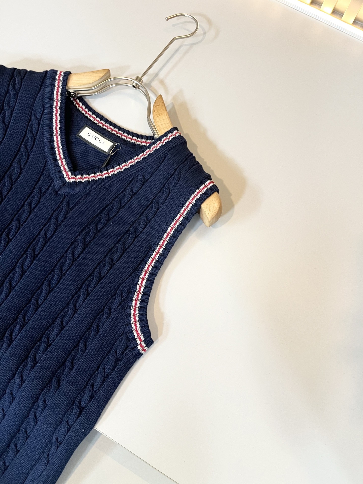 GUC*I 古家 2025秋冬新款男女同款👫 针织羊毛马甲，设计经典色系钩织设计！贸易公司渠道稀出，同步