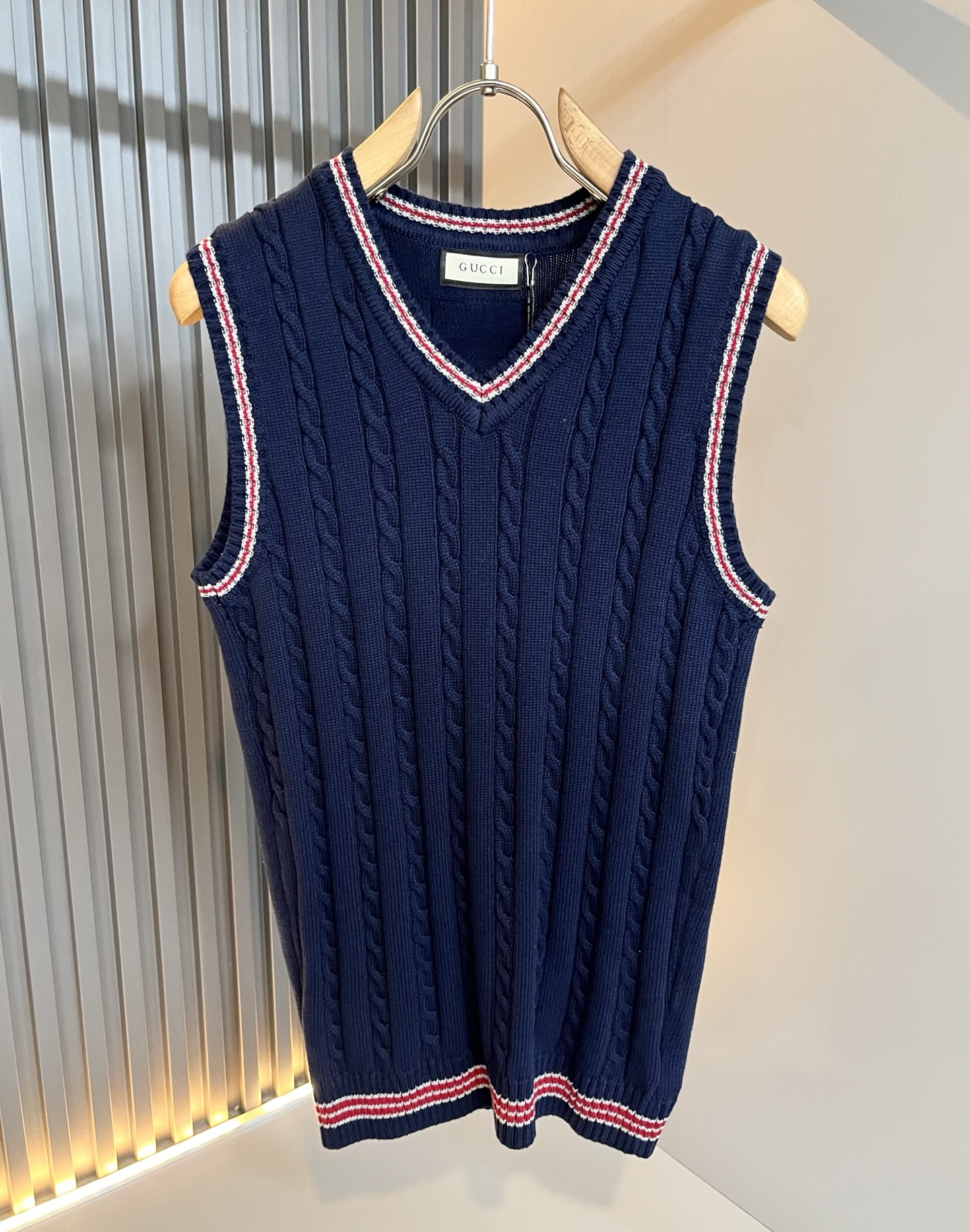 GUC*I 古家 2025秋冬新款男女同款👫 针织羊毛马甲，设计经典色系钩织设计！贸易公司渠道稀出，同步