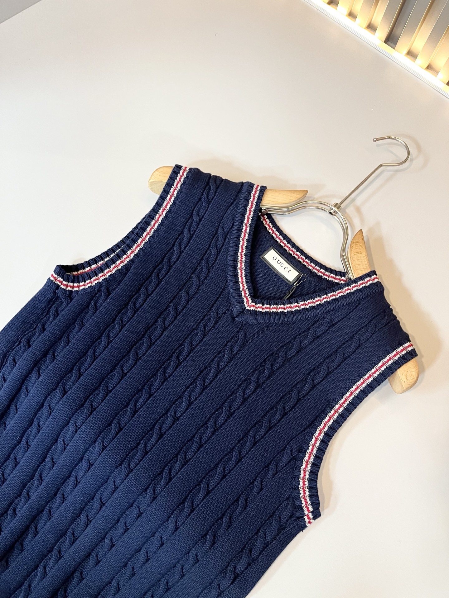 GUC*I 古家 2025秋冬新款男女同款👫 针织羊毛马甲，设计经典色系钩织设计！贸易公司渠道稀出，同步