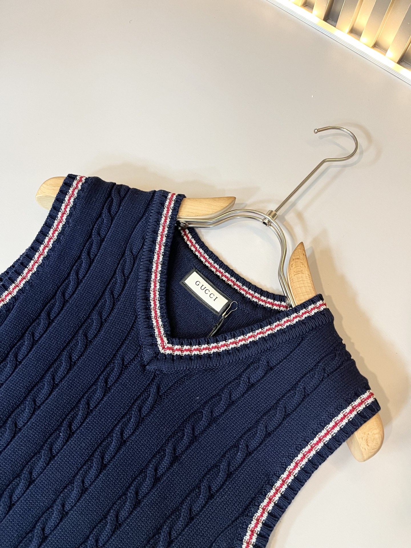 GUC*I 古家 2025秋冬新款男女同款👫 针织羊毛马甲，设计经典色系钩织设计！贸易公司渠道稀出，同步