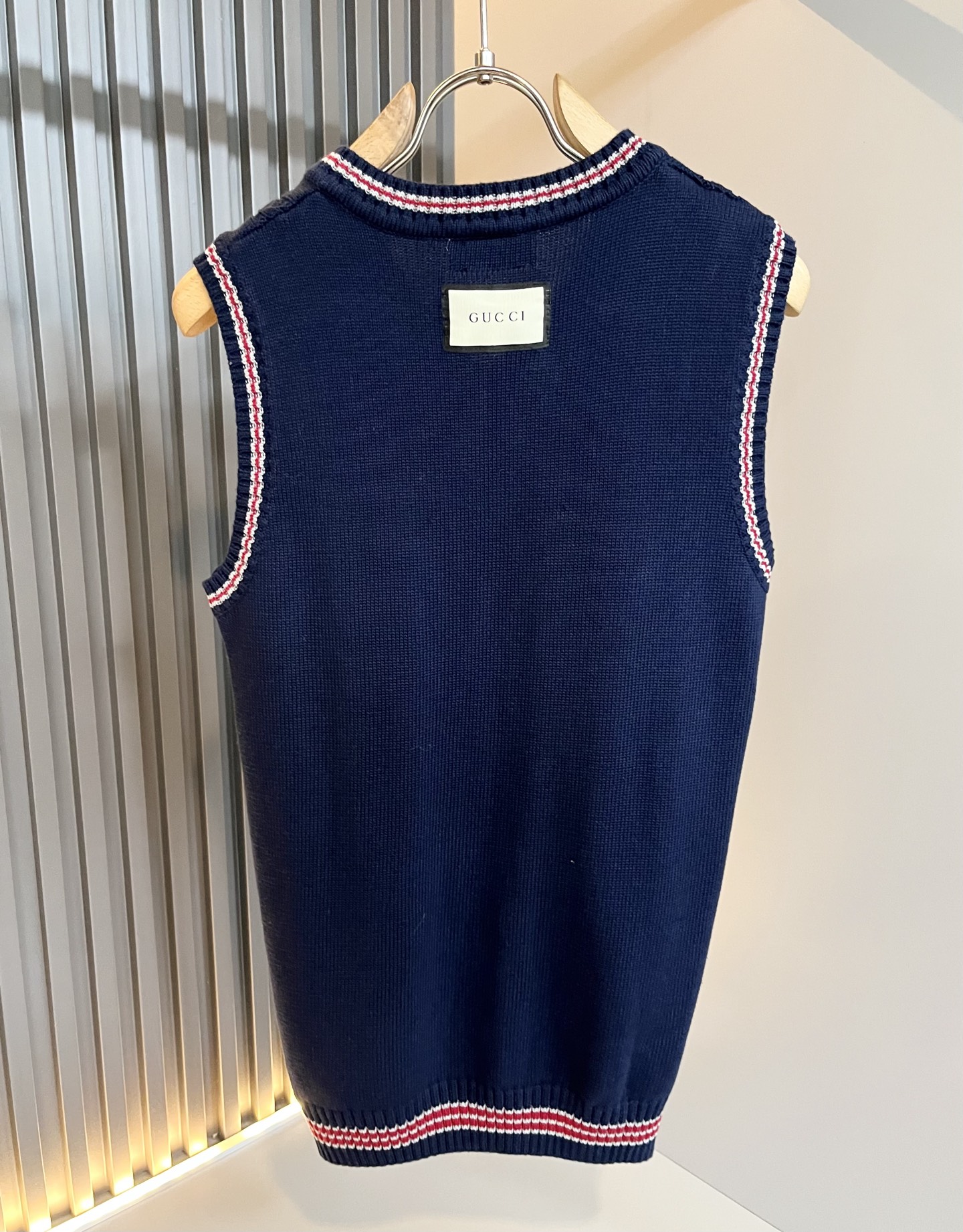 GUC*I 古家 2025秋冬新款男女同款👫 针织羊毛马甲，设计经典色系钩织设计！贸易公司渠道稀出，同步