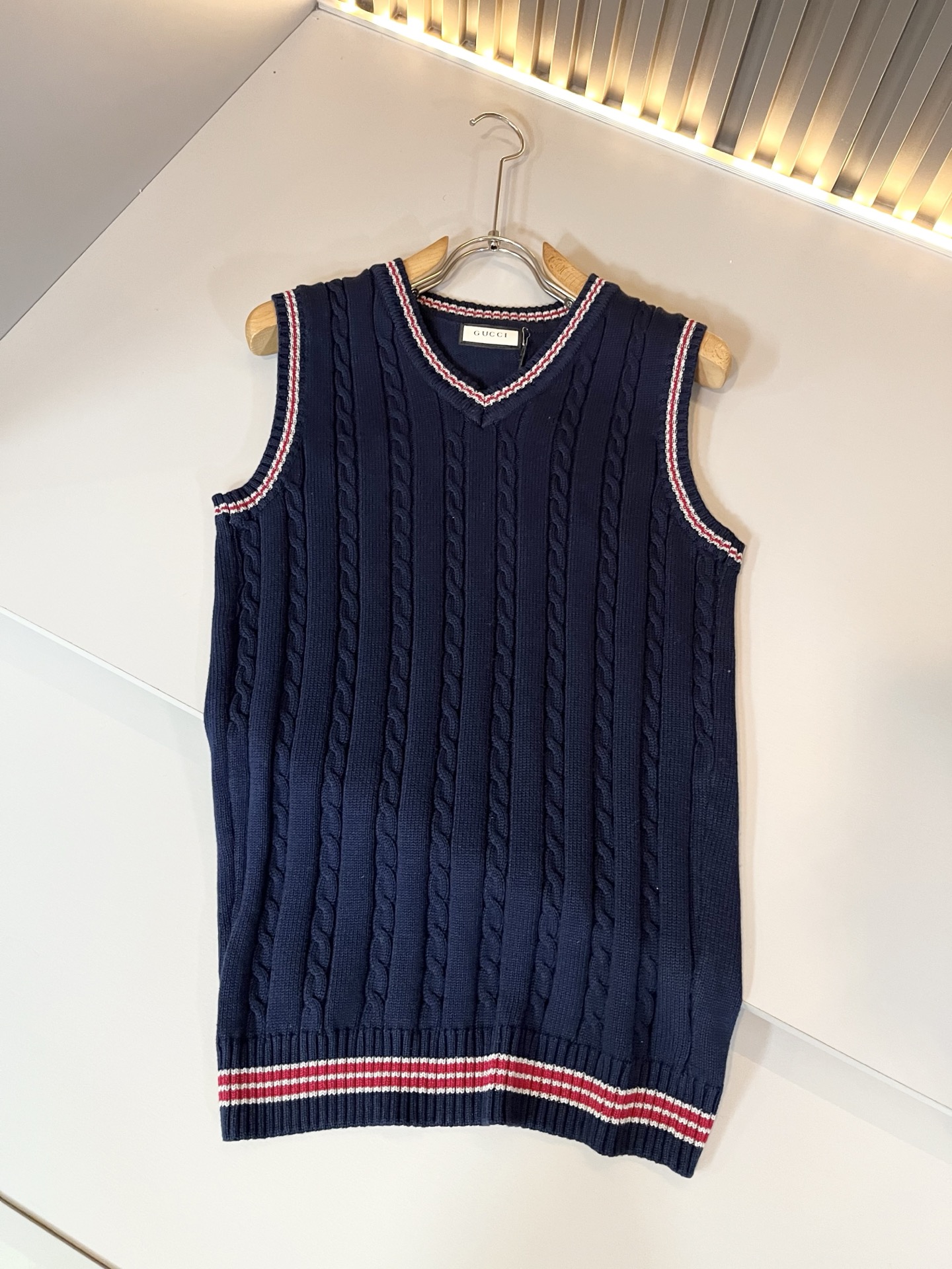 GUC*I 古家 2025秋冬新款男女同款👫 针织羊毛马甲，设计经典色系钩织设计！贸易公司渠道稀出，同步