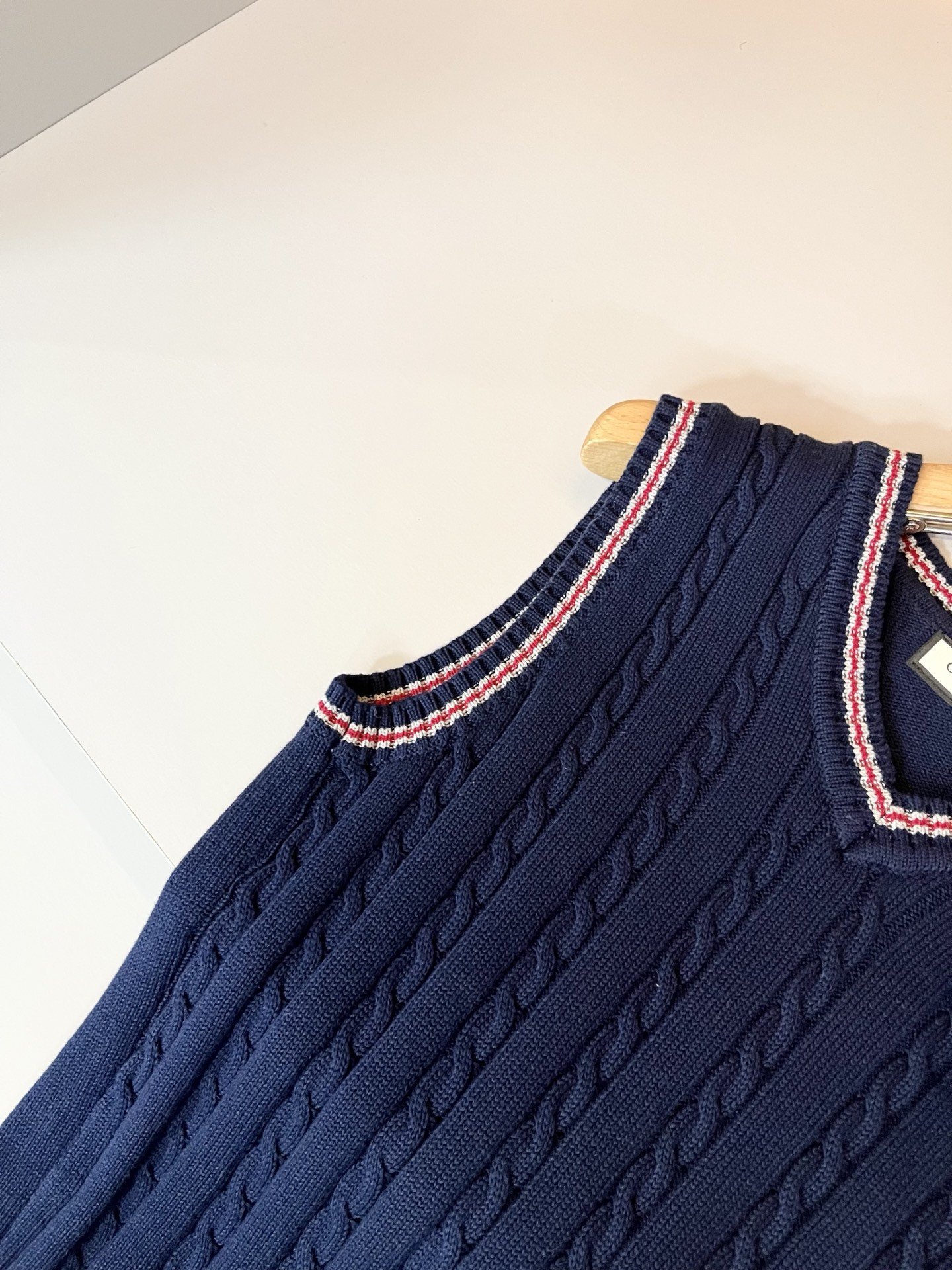 GUC*I 古家 2025秋冬新款男女同款👫 针织羊毛马甲，设计经典色系钩织设计！贸易公司渠道稀出，同步