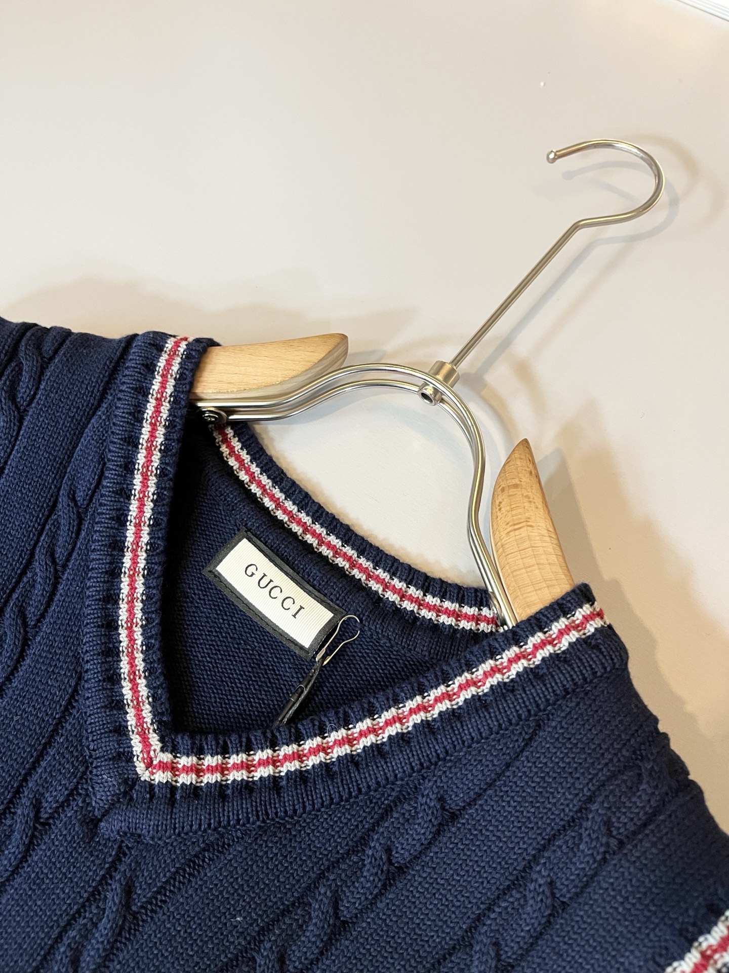 GUC*I 古家 2025秋冬新款男女同款👫 针织羊毛马甲，设计经典色系钩织设计！贸易公司渠道稀出，同步