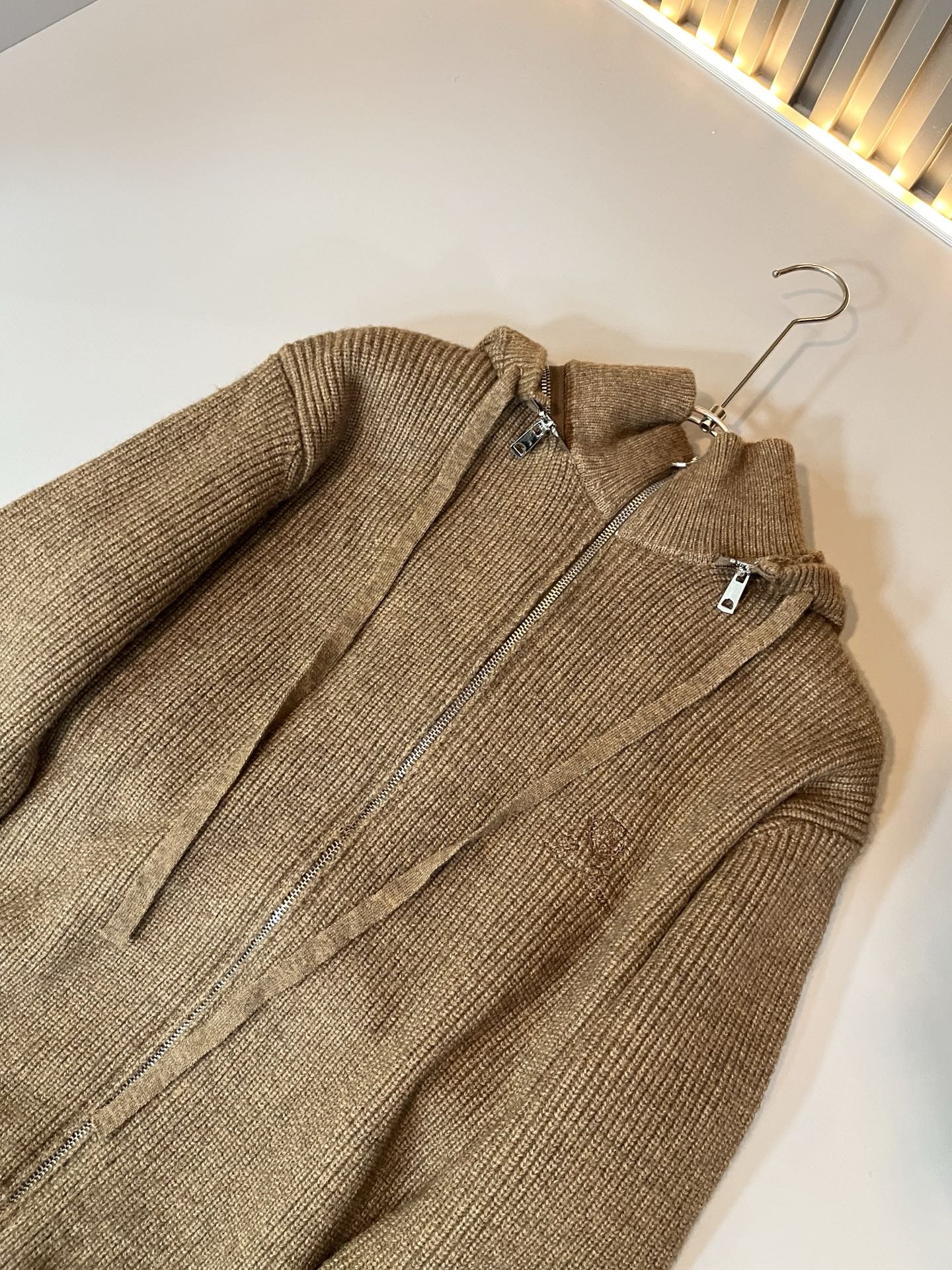 Loro Piana诺悠翩雅 ⚠️帽子可拆卸！2025秋冬男士最新的贸易订单针织羊毛衫，全品相！！上身舒