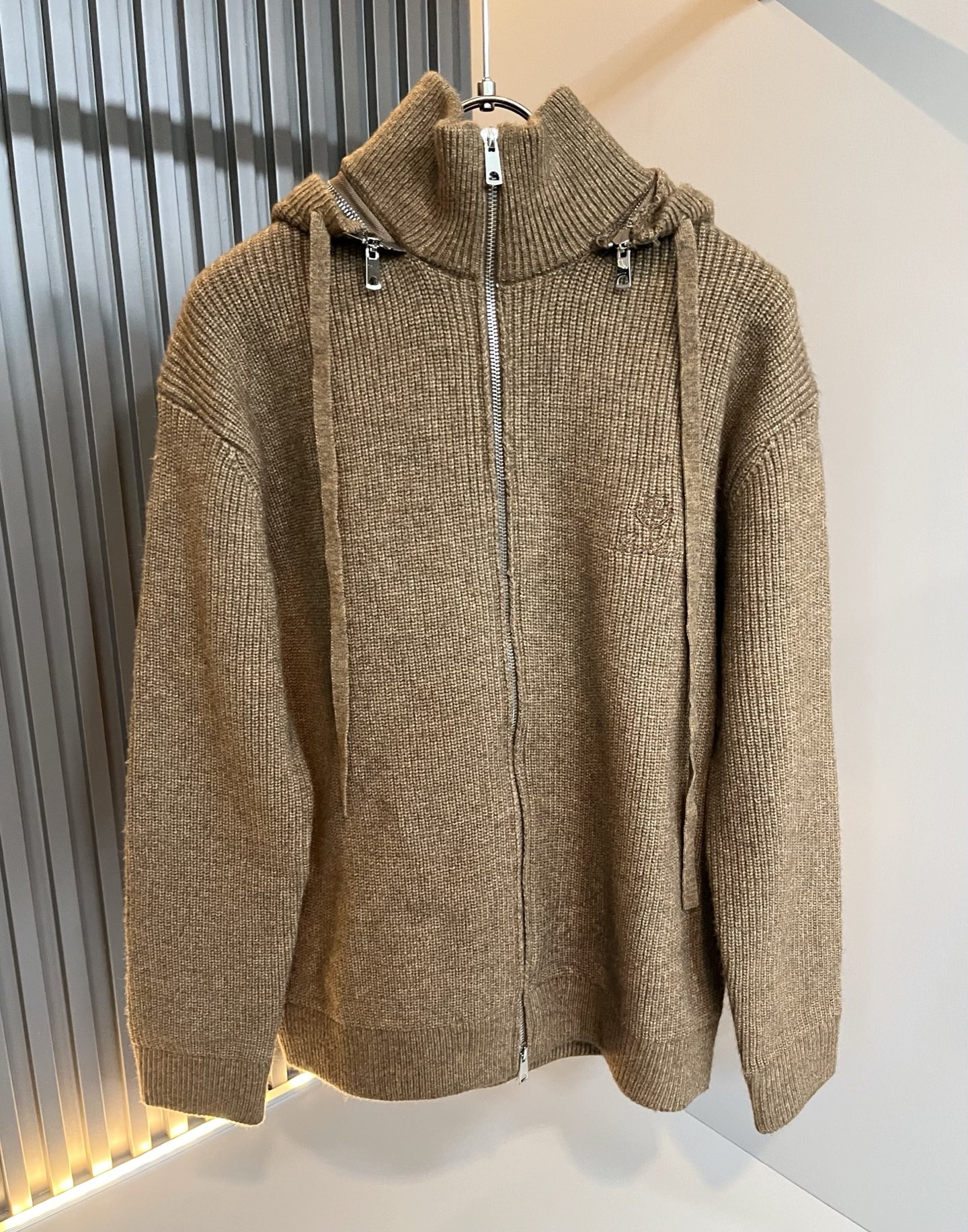 Loro Piana诺悠翩雅 ⚠️帽子可拆卸！2025秋冬男士最新的贸易订单针织羊毛衫，全品相！！上身舒