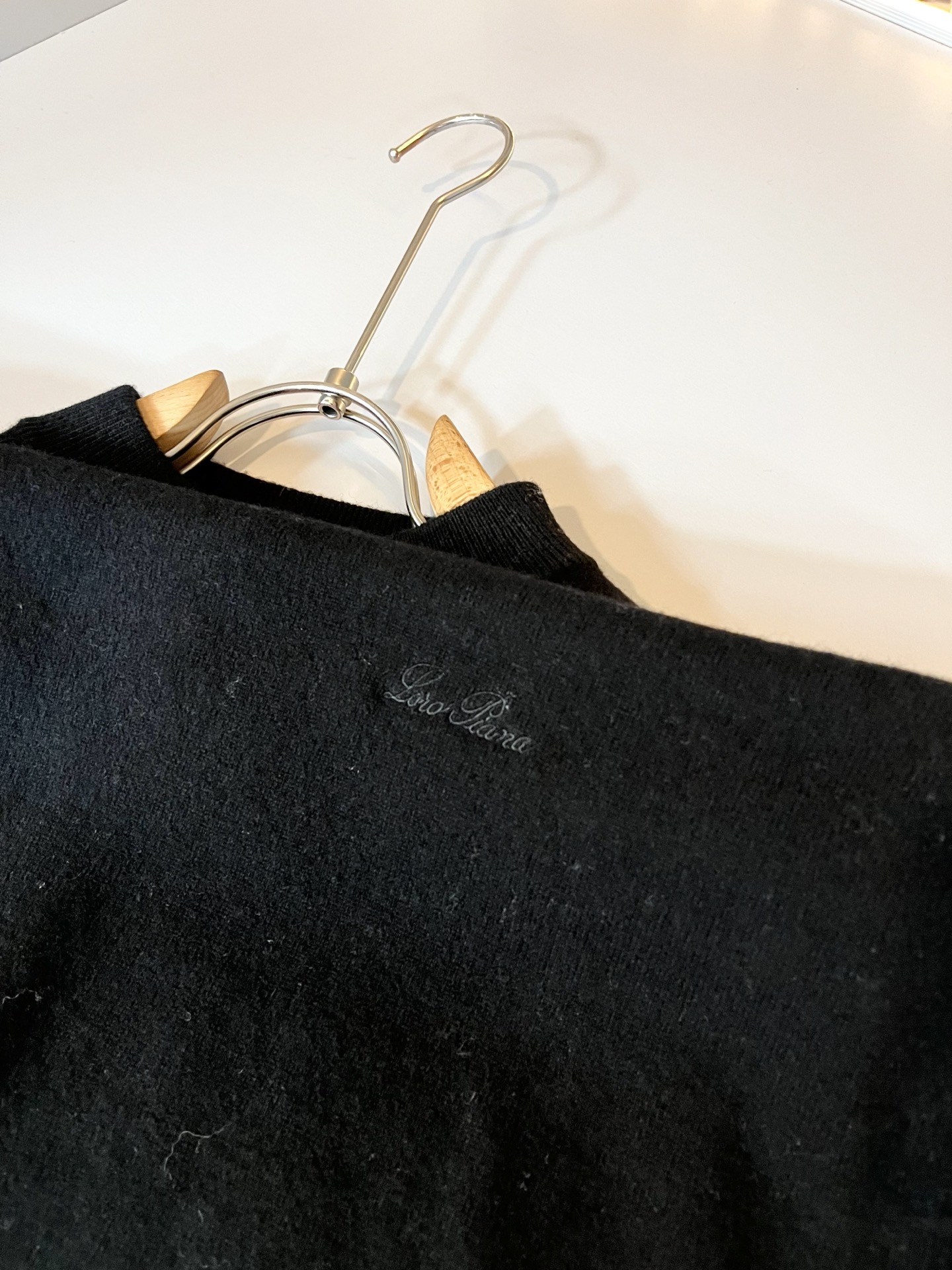 Loro Piana诺悠翩雅 2025秋冬男士最新的贸易订单针织羊毛衫，全品相！！上身舒适透气，不僵硬，