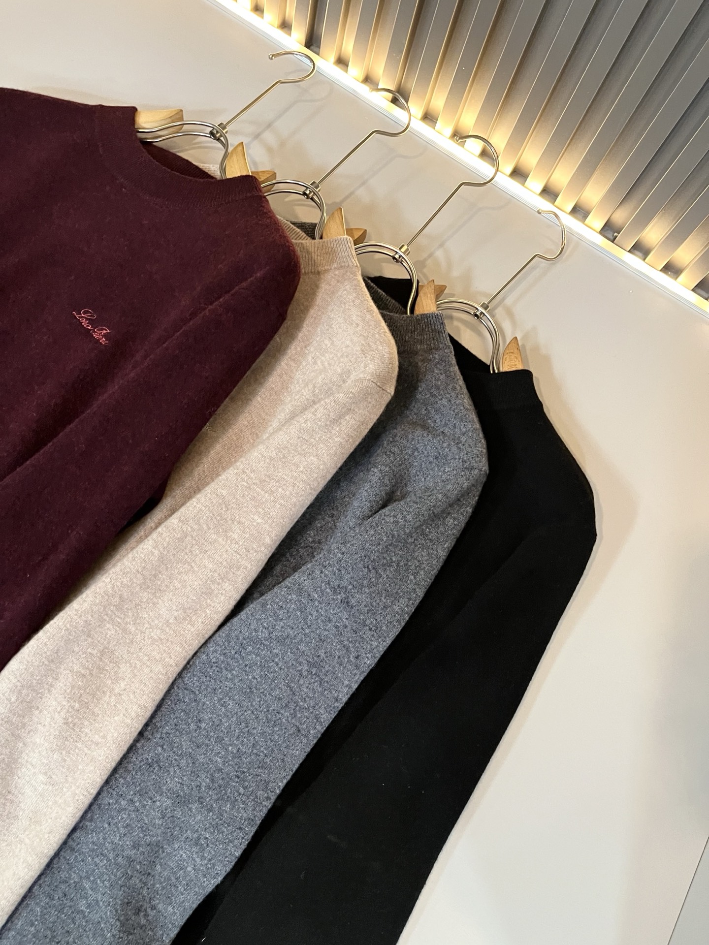 Loro Piana诺悠翩雅 2025秋冬男士最新的贸易订单针织羊毛衫，全品相！！上身舒适透气，不僵硬，