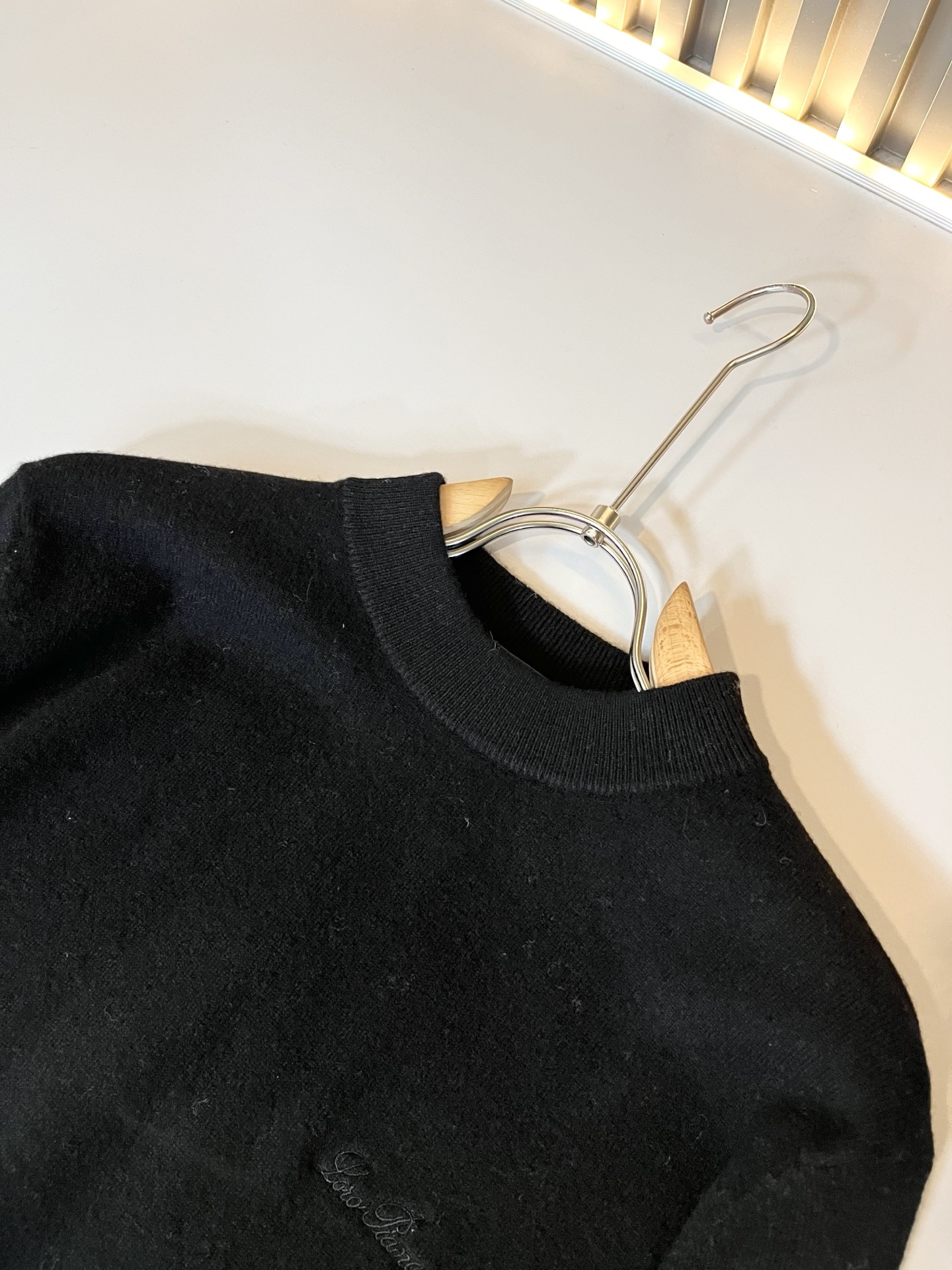 Loro Piana诺悠翩雅 2025秋冬男士最新的贸易订单针织羊毛衫，全品相！！上身舒适透气，不僵硬，