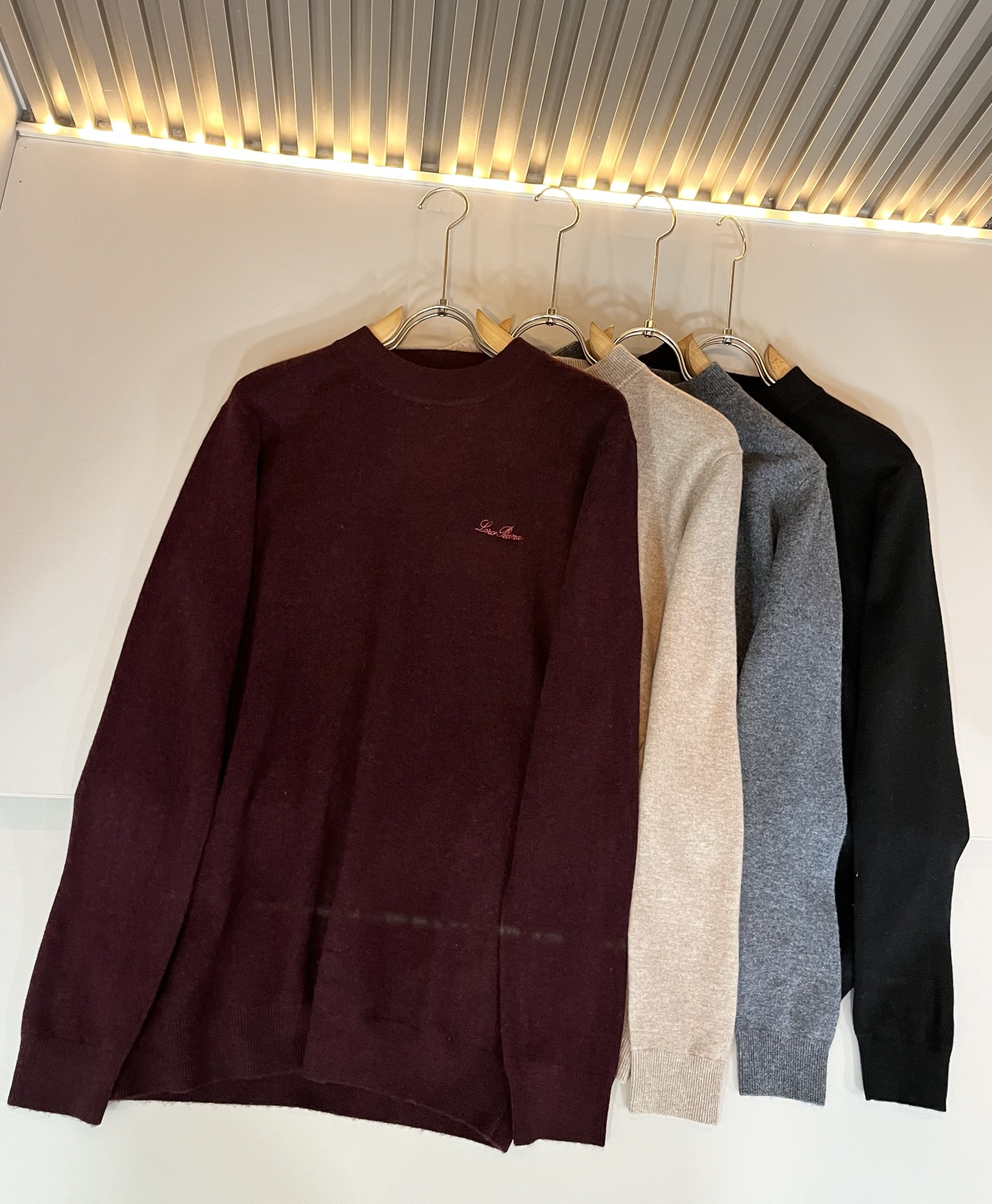 Loro Piana诺悠翩雅 2025秋冬男士最新的贸易订单针织羊毛衫，全品相！！上身舒适透气，不僵硬，