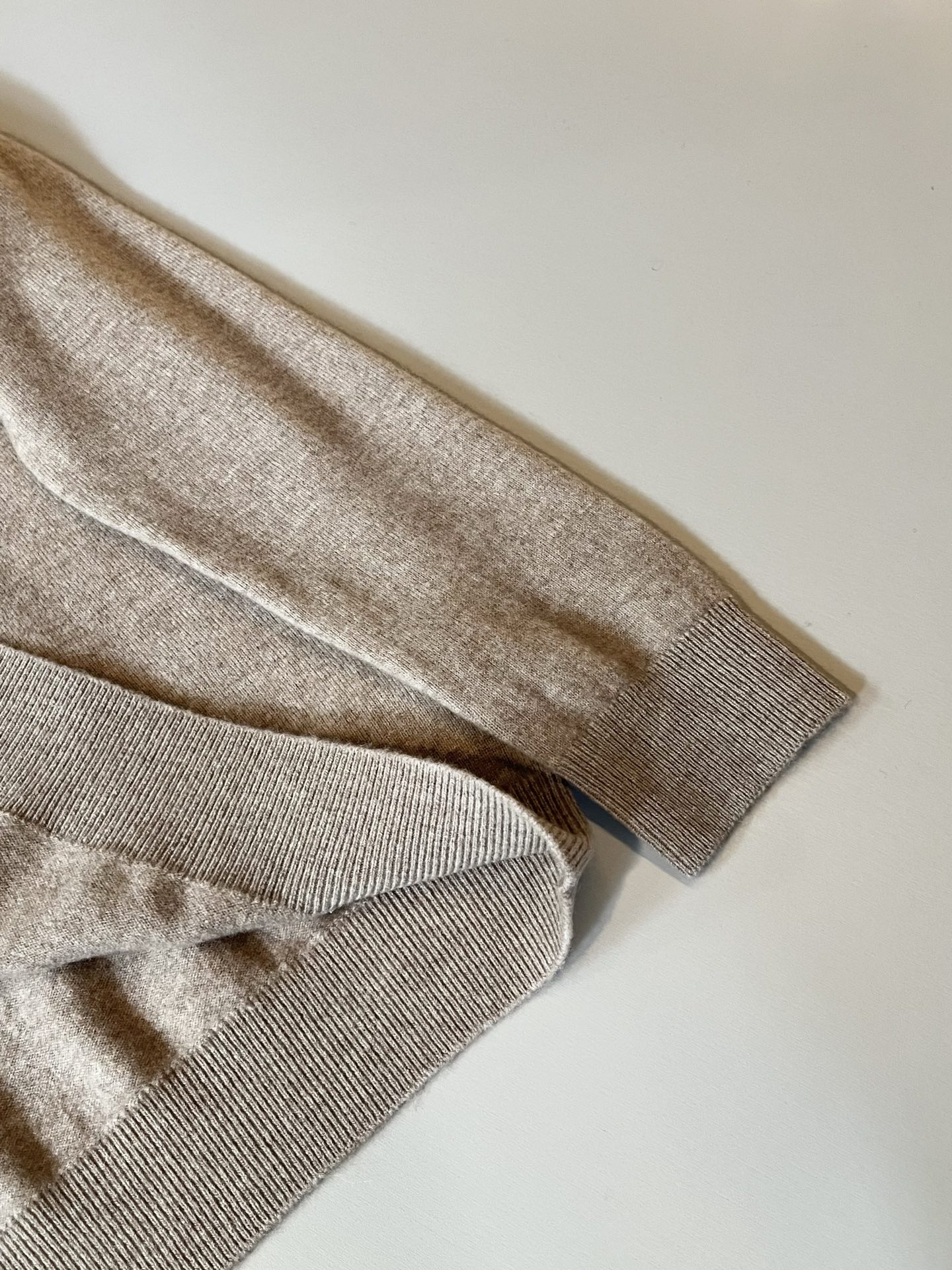 Loro Piana诺悠翩雅 2025秋冬男士最新的贸易订单针织羊毛衫，全品相！！上身舒适透气，不僵硬，