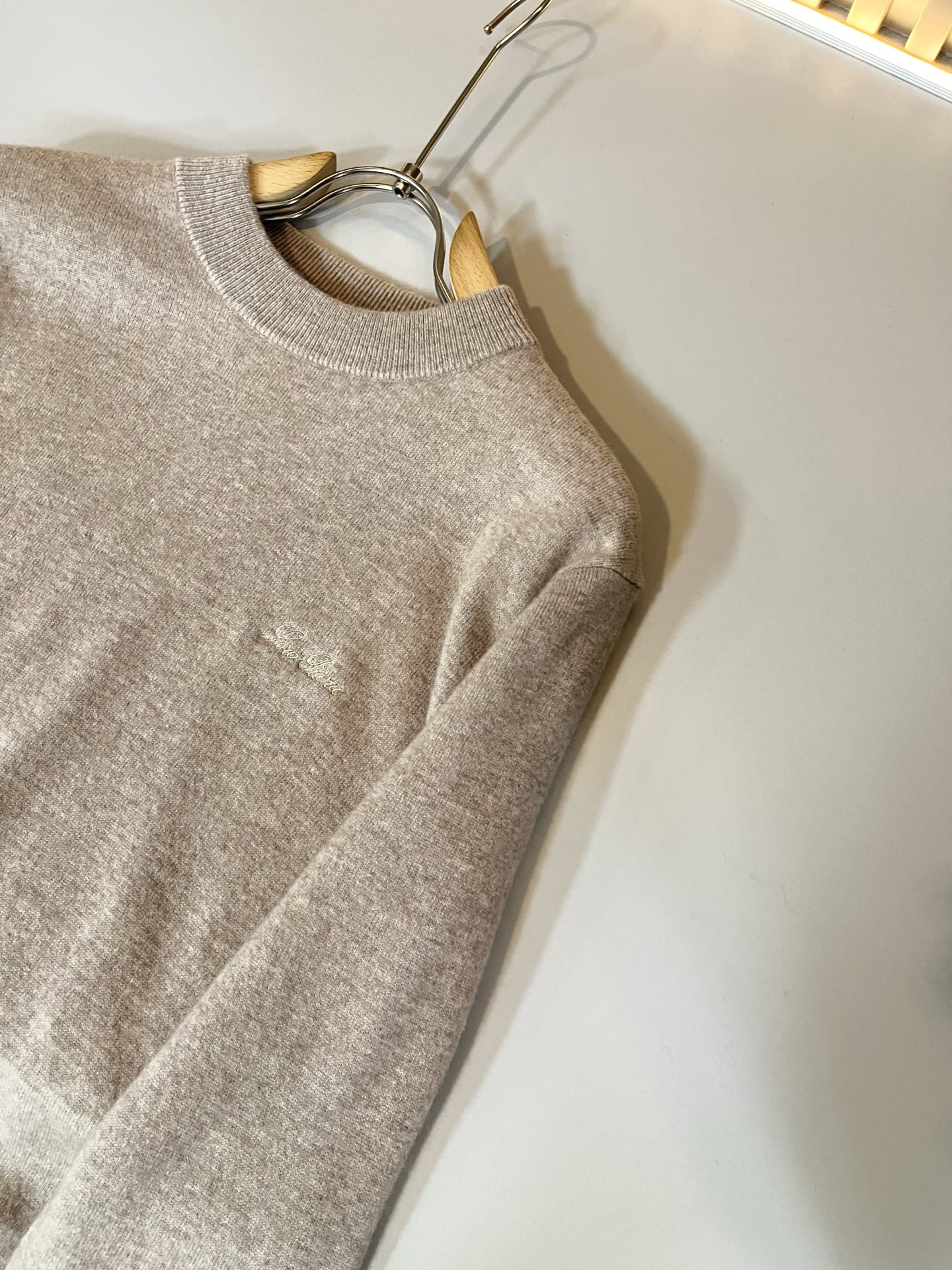 Loro Piana诺悠翩雅 2025秋冬男士最新的贸易订单针织羊毛衫，全品相！！上身舒适透气，不僵硬，