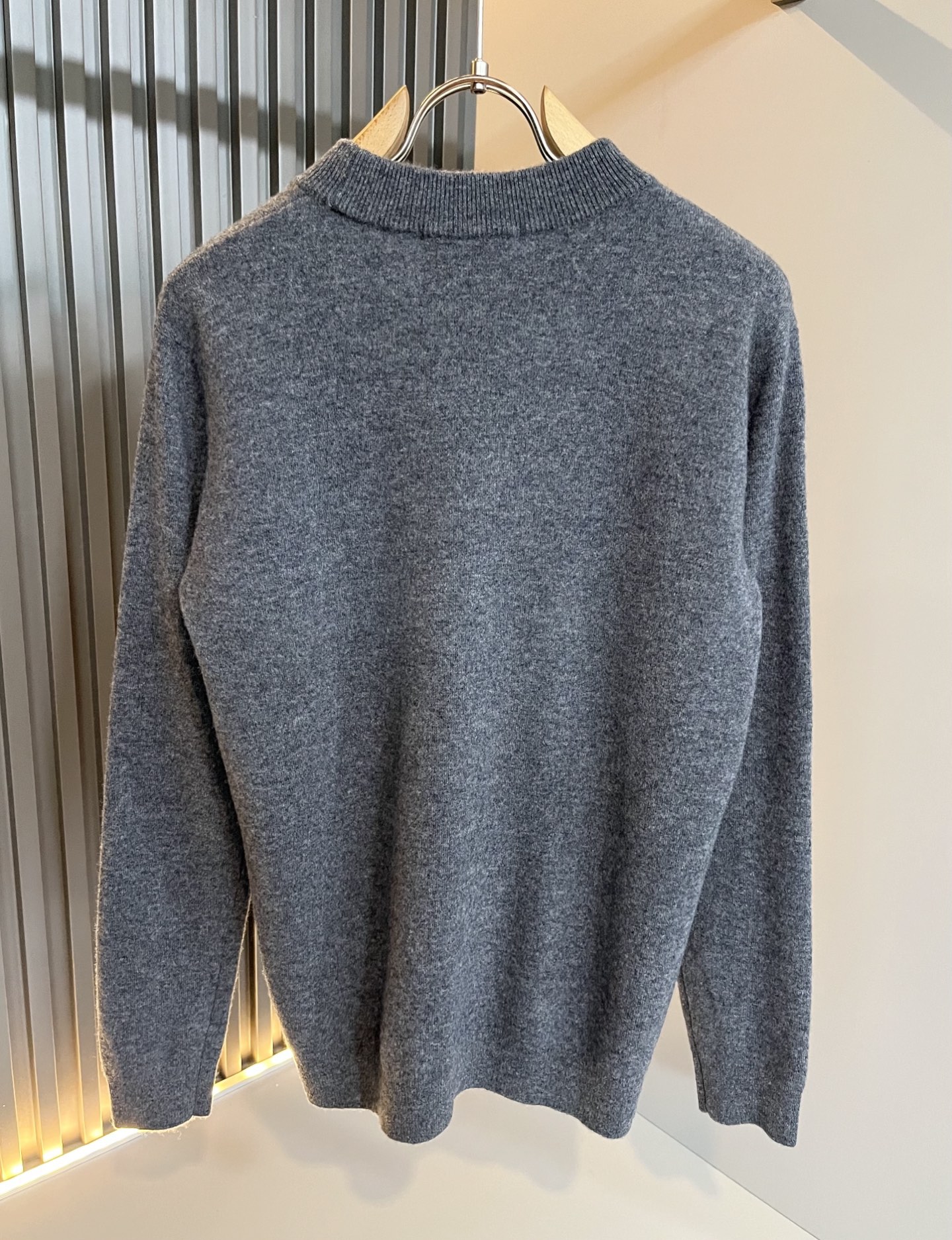 Loro Piana诺悠翩雅 2025秋冬男士最新的贸易订单针织羊毛衫，全品相！！上身舒适透气，不僵硬，