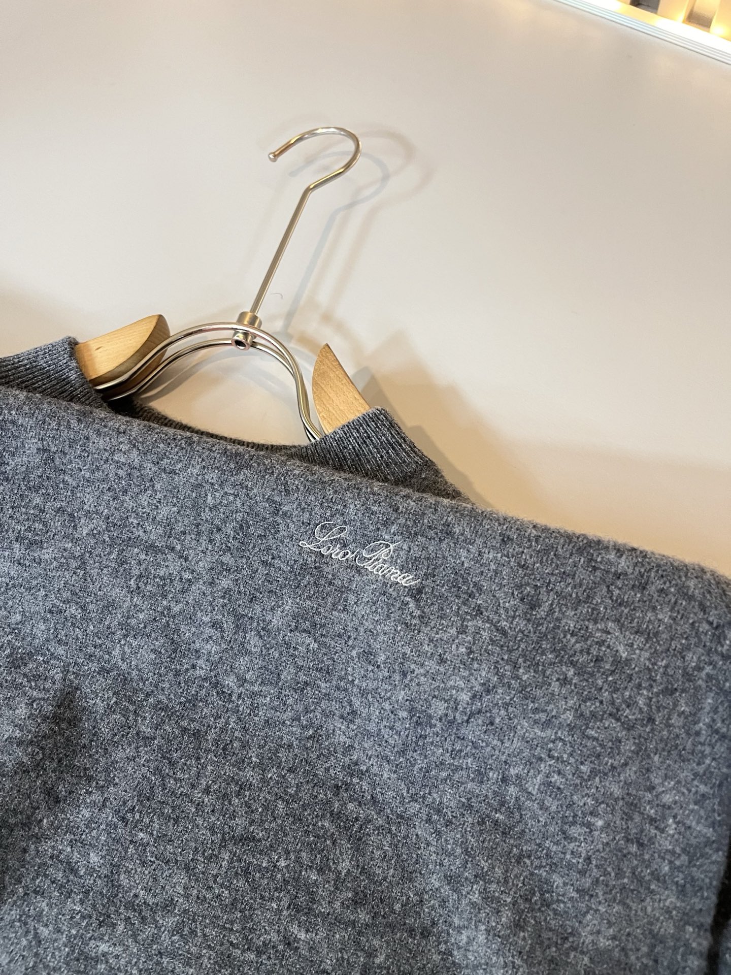 Loro Piana诺悠翩雅 2025秋冬男士最新的贸易订单针织羊毛衫，全品相！！上身舒适透气，不僵硬，