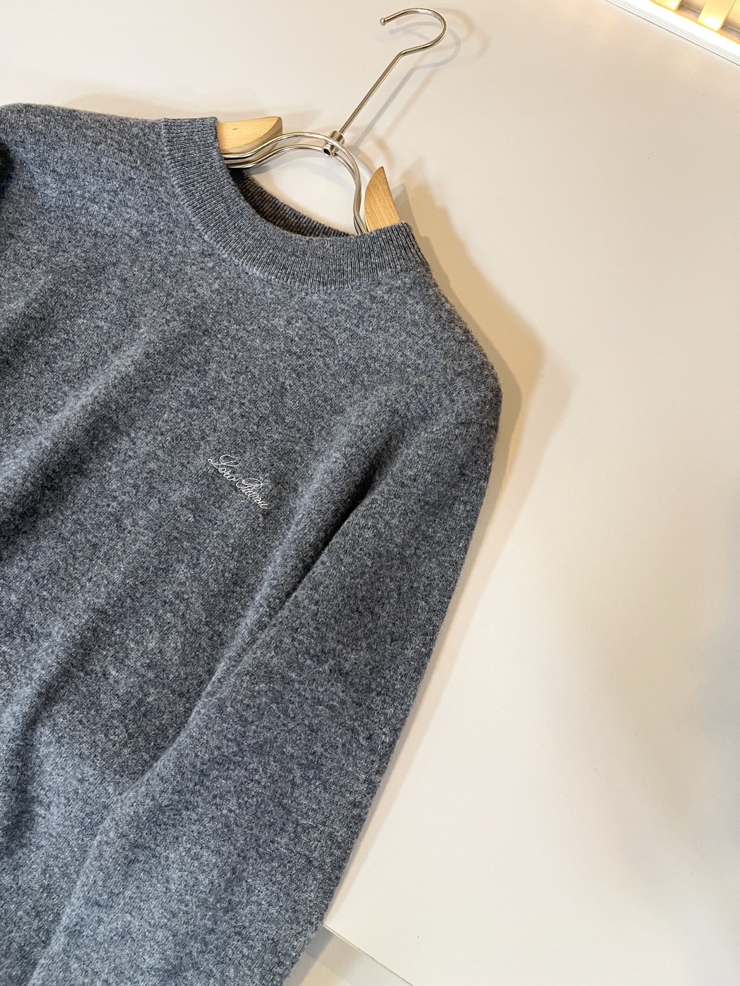 Loro Piana诺悠翩雅 2025秋冬男士最新的贸易订单针织羊毛衫，全品相！！上身舒适透气，不僵硬，