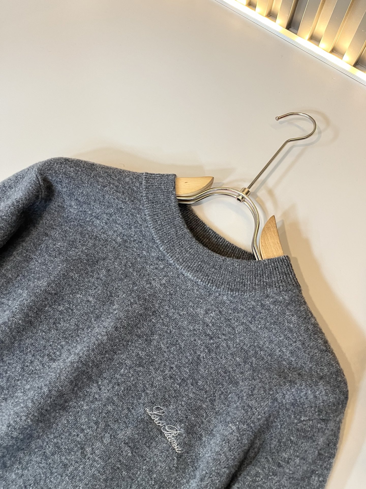 Loro Piana诺悠翩雅 2025秋冬男士最新的贸易订单针织羊毛衫，全品相！！上身舒适透气，不僵硬，